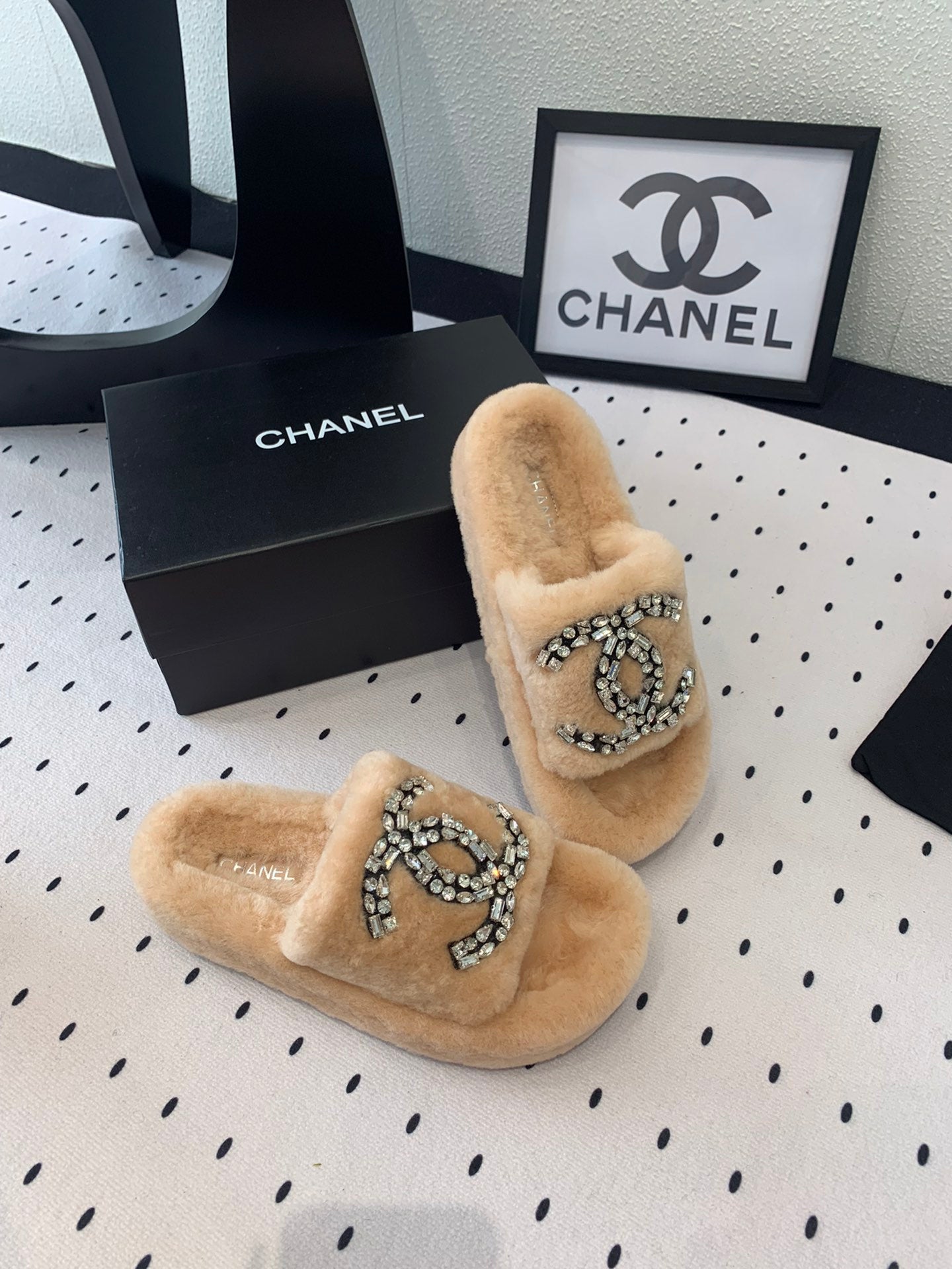 THICK-SOLED SLIPPERS IN BRIGHT CREAM SHEEP WOOL - 35