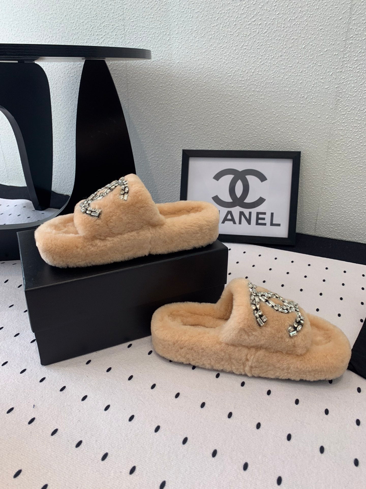 THICK-SOLED SLIPPERS IN BRIGHT CREAM SHEEP WOOL - 35