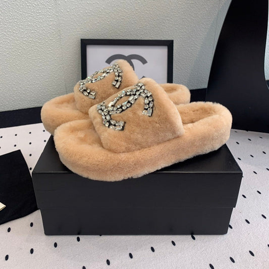 THICK-SOLED SLIPPERS IN BRIGHT CREAM SHEEP WOOL - 35