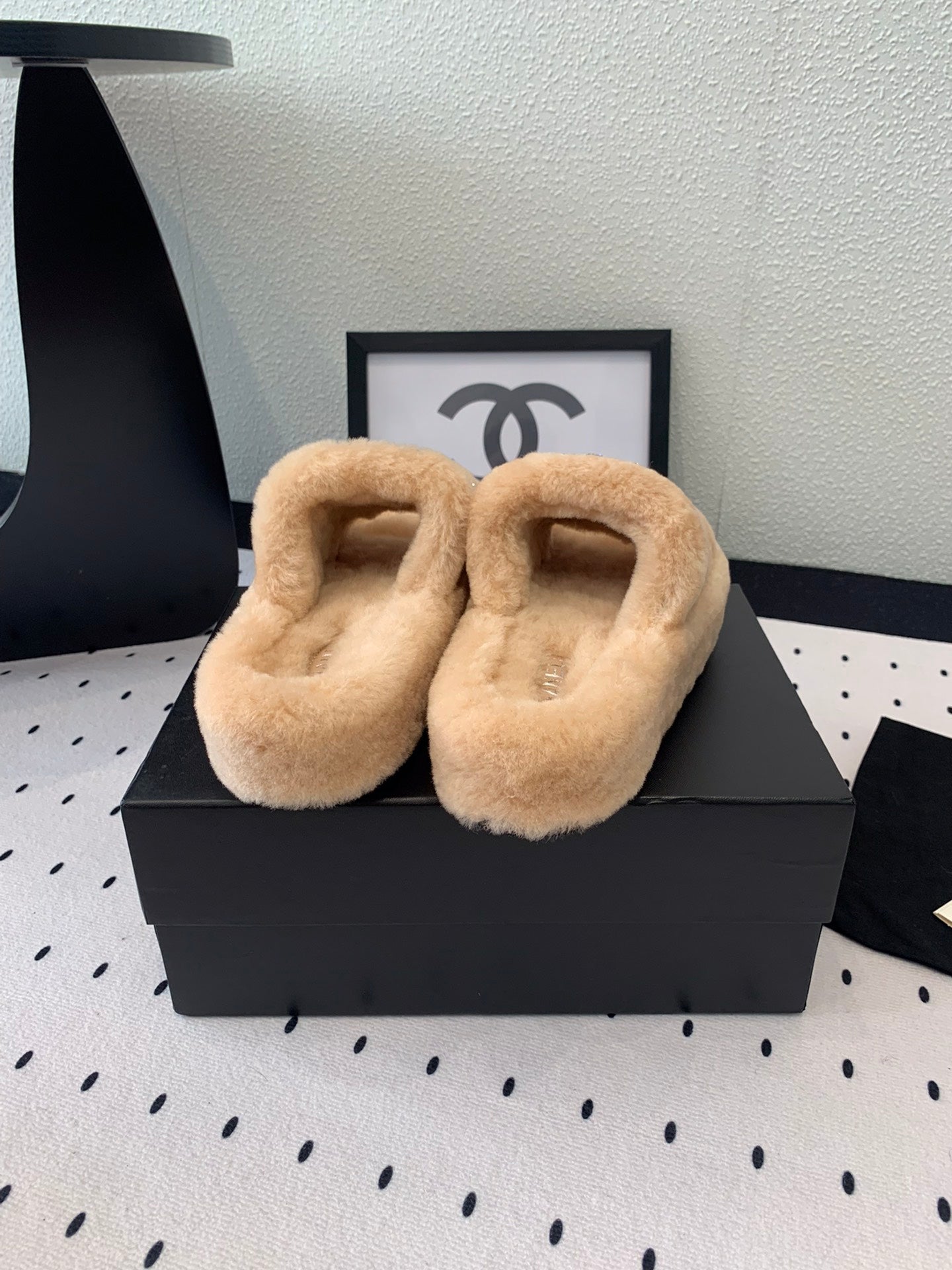 THICK-SOLED SLIPPERS IN BRIGHT CREAM SHEEP WOOL - 35