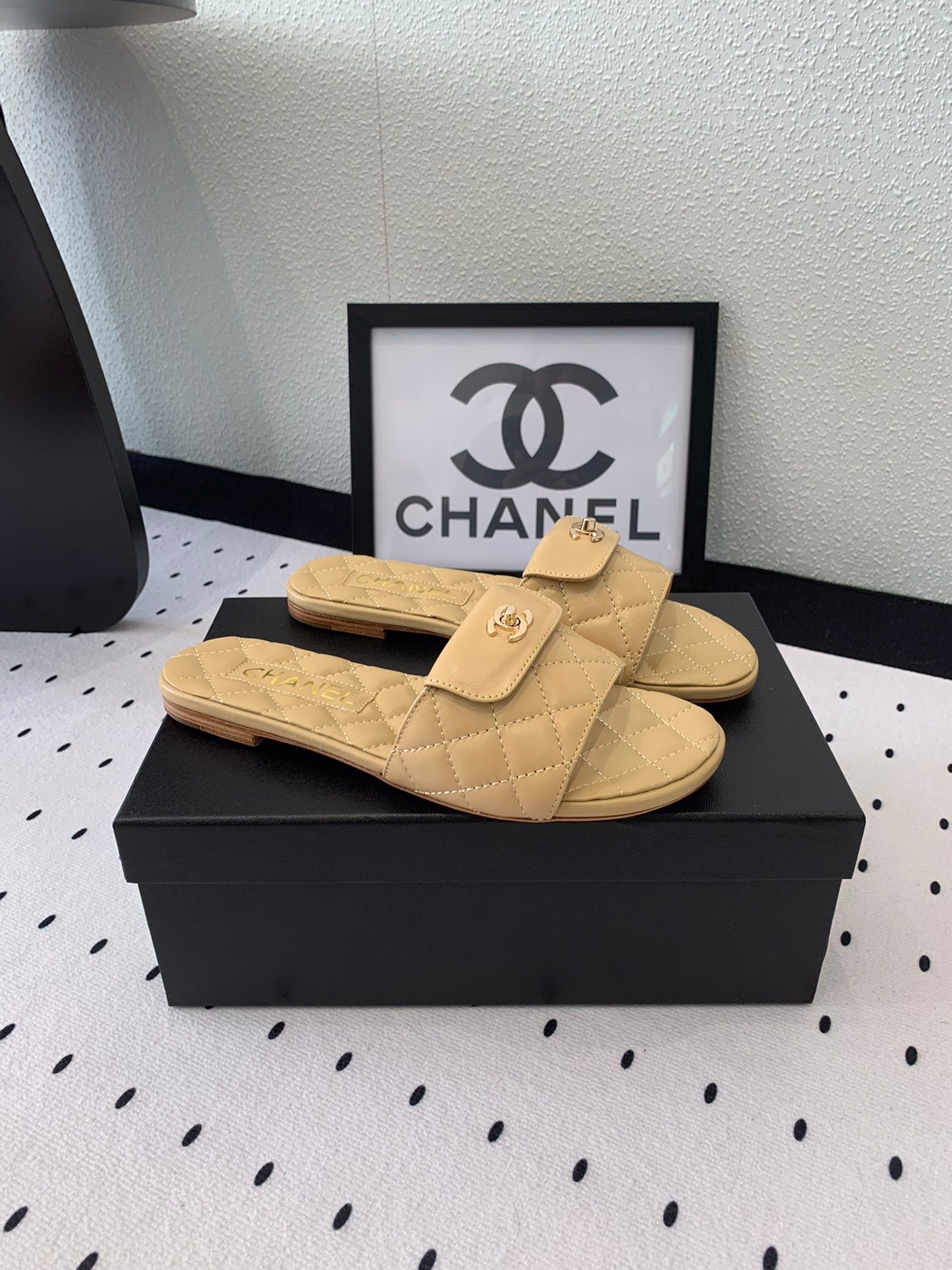 CC SLIPPERS IN YELLOW CREAM CALFSKIN - 35