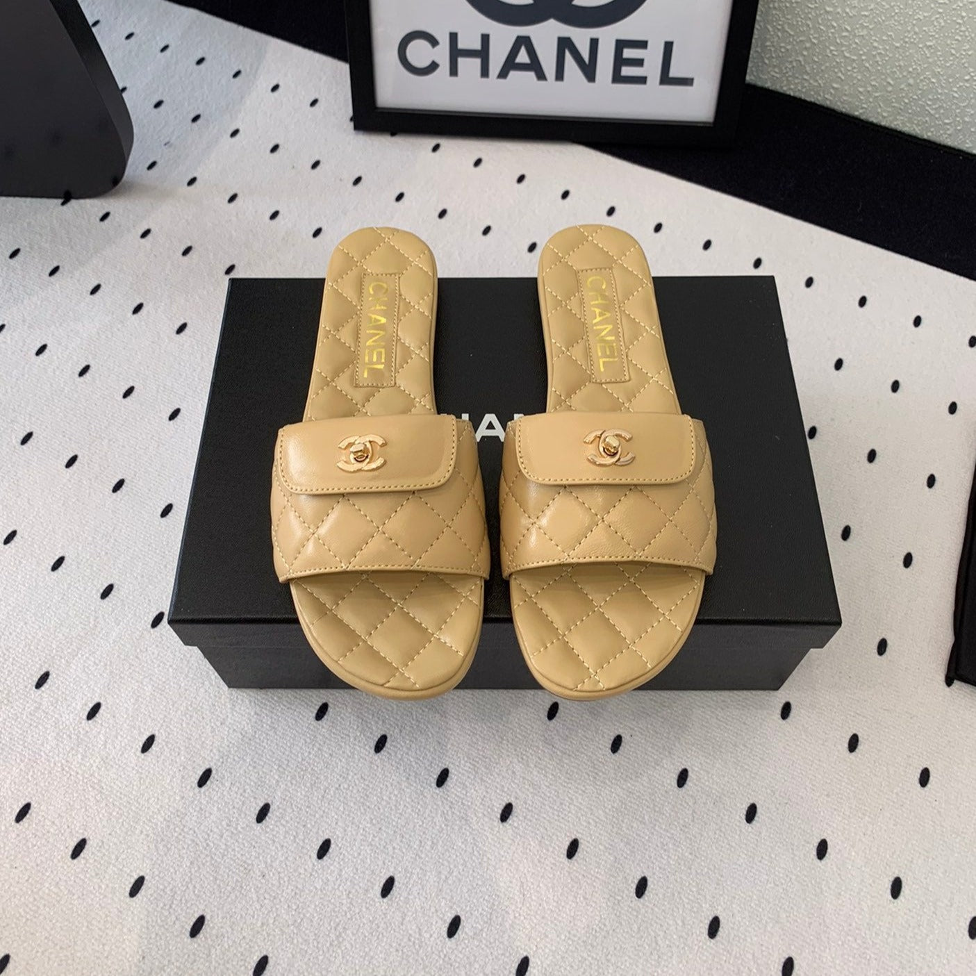 CC SLIPPERS IN YELLOW CREAM CALFSKIN - 35