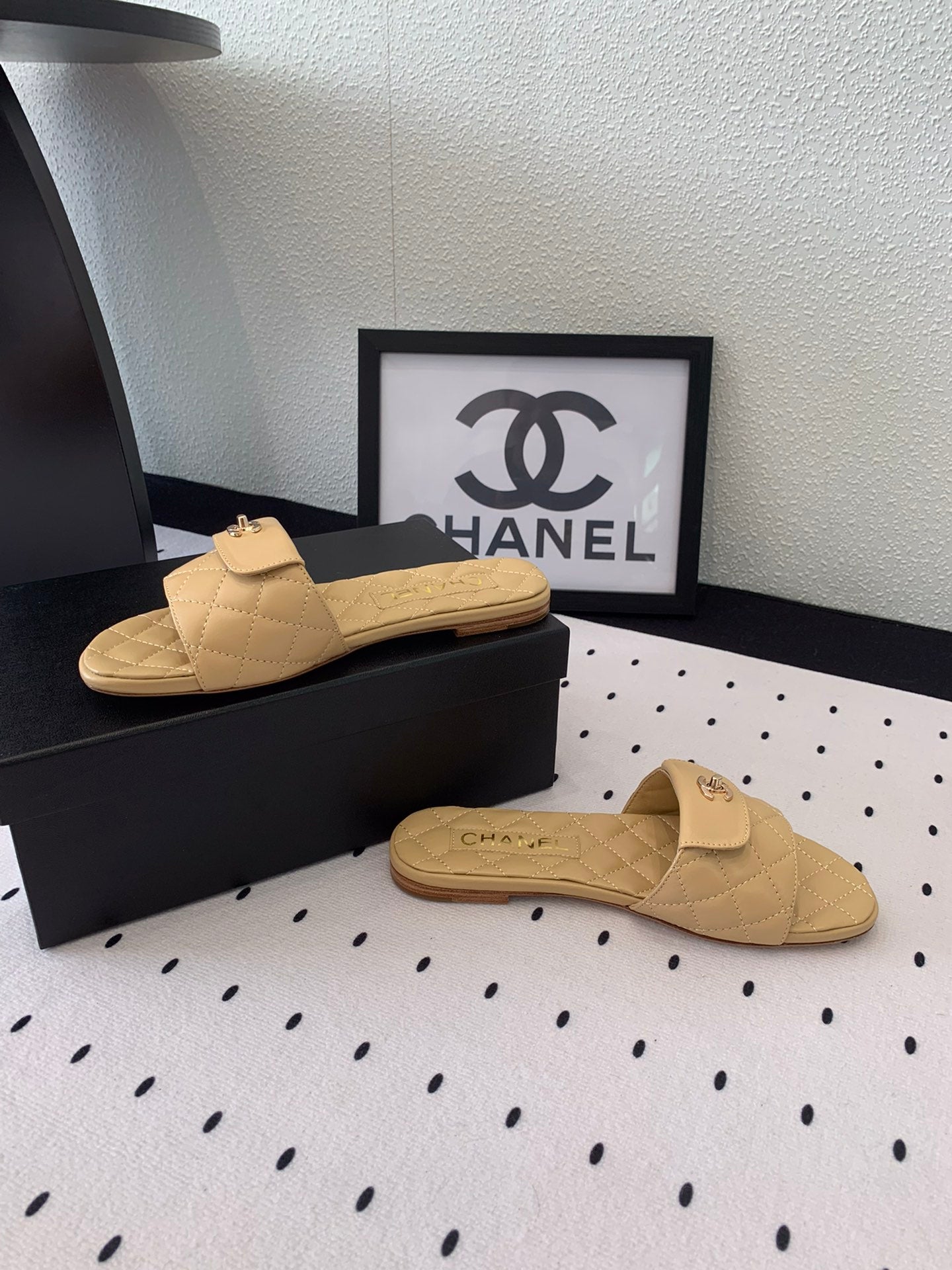 CC SLIPPERS IN YELLOW CREAM CALFSKIN - 35