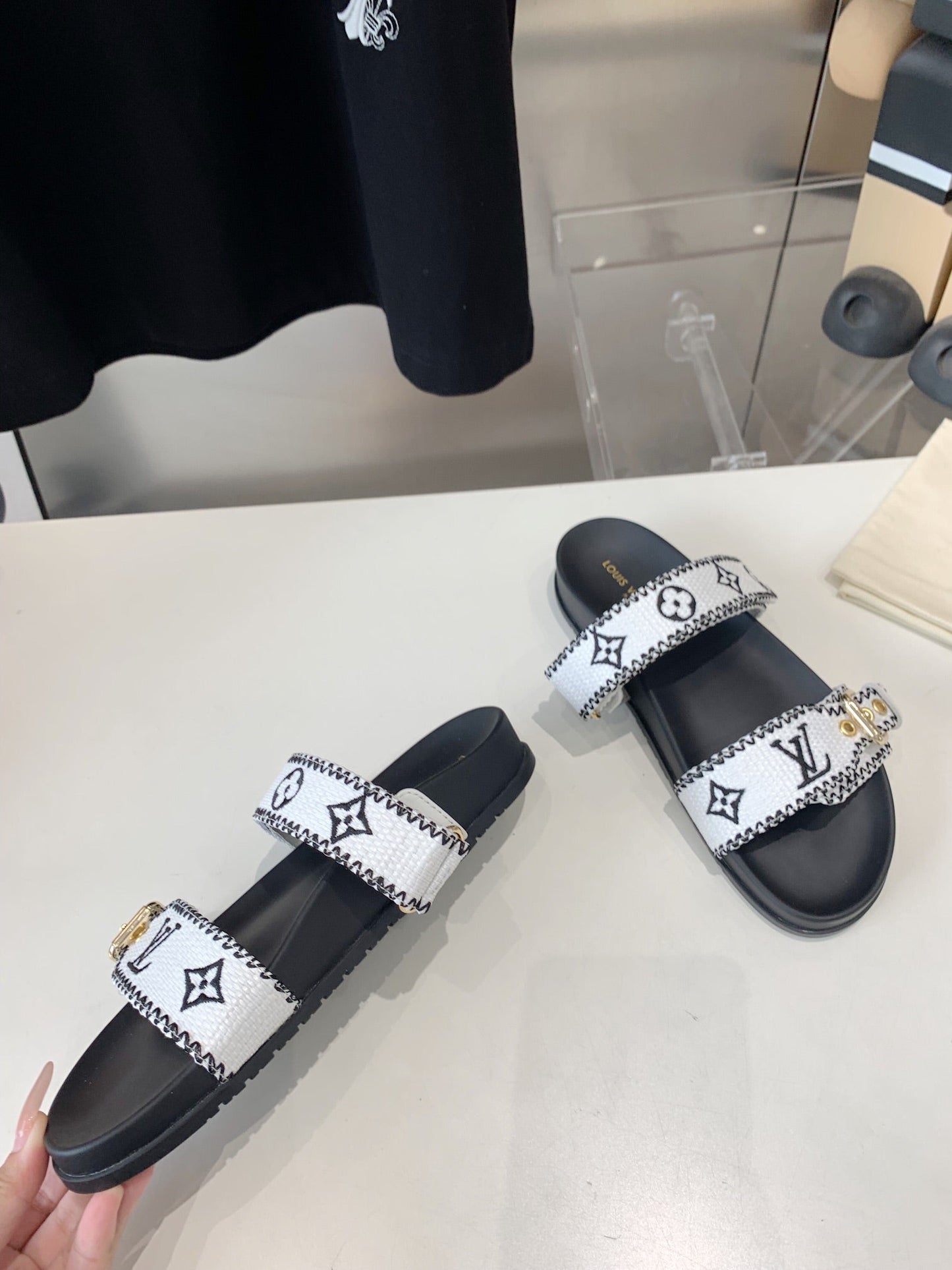LV WOMEN SUNSET DAD SANDAL IN WHITE MIX BLACK MONOGRAM FABRIC MULE - 35