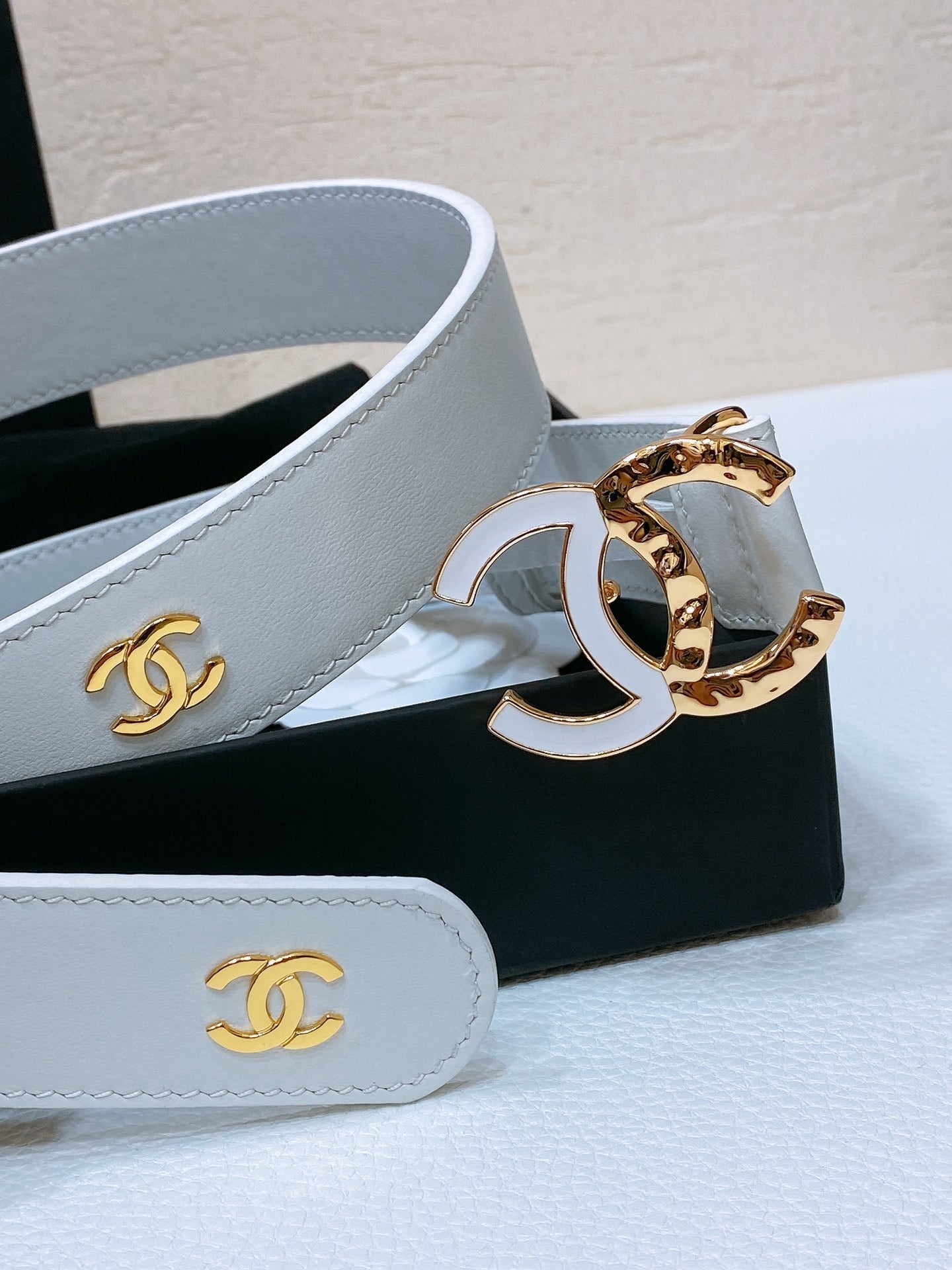 CC BELT 30MM IN WHITE SMOOTH CALFSKIN GOLD MIX WHITE HARDWARE - 30