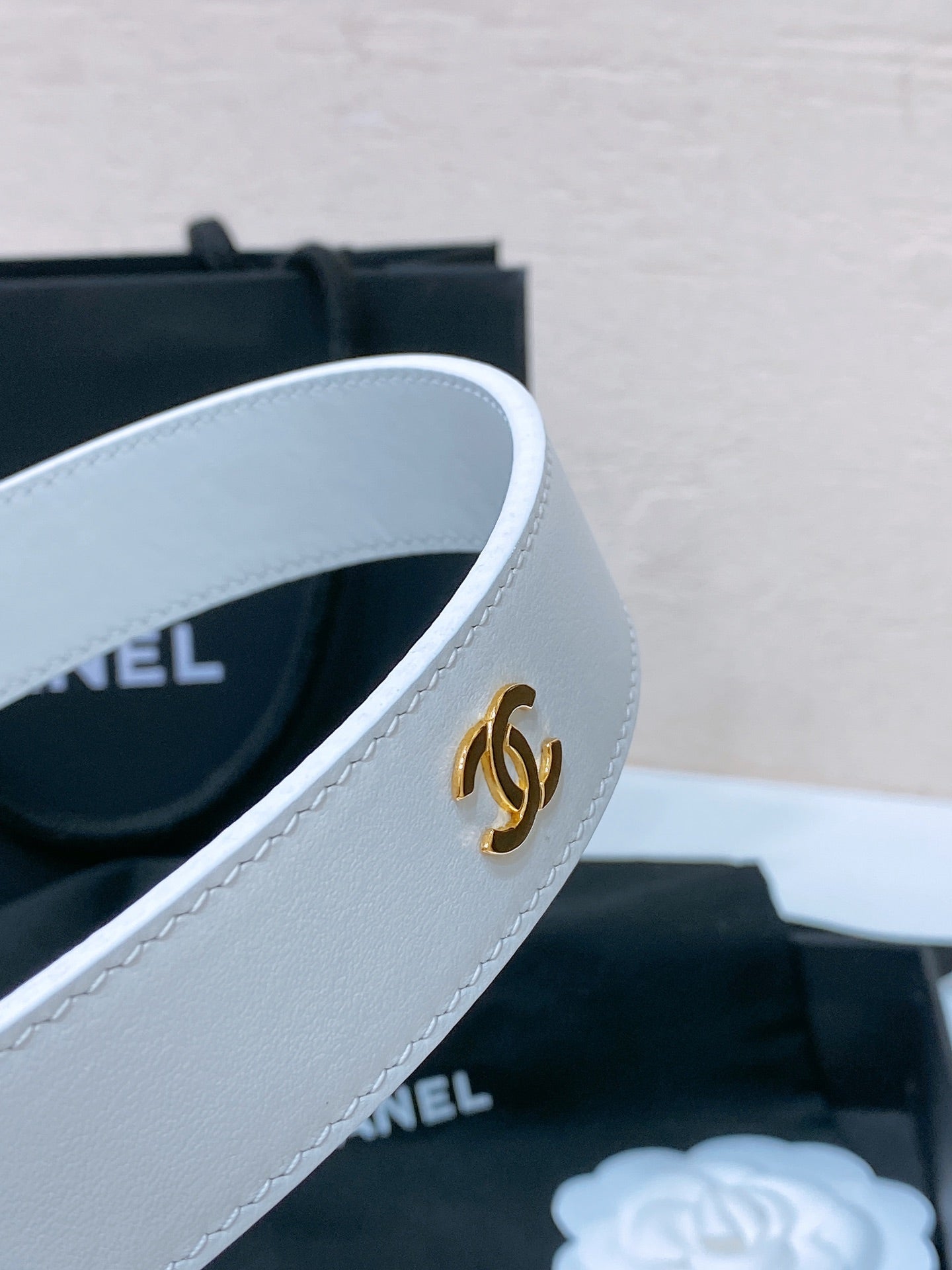 CC BELT 30MM IN WHITE SMOOTH CALFSKIN GOLD MIX WHITE HARDWARE - 30