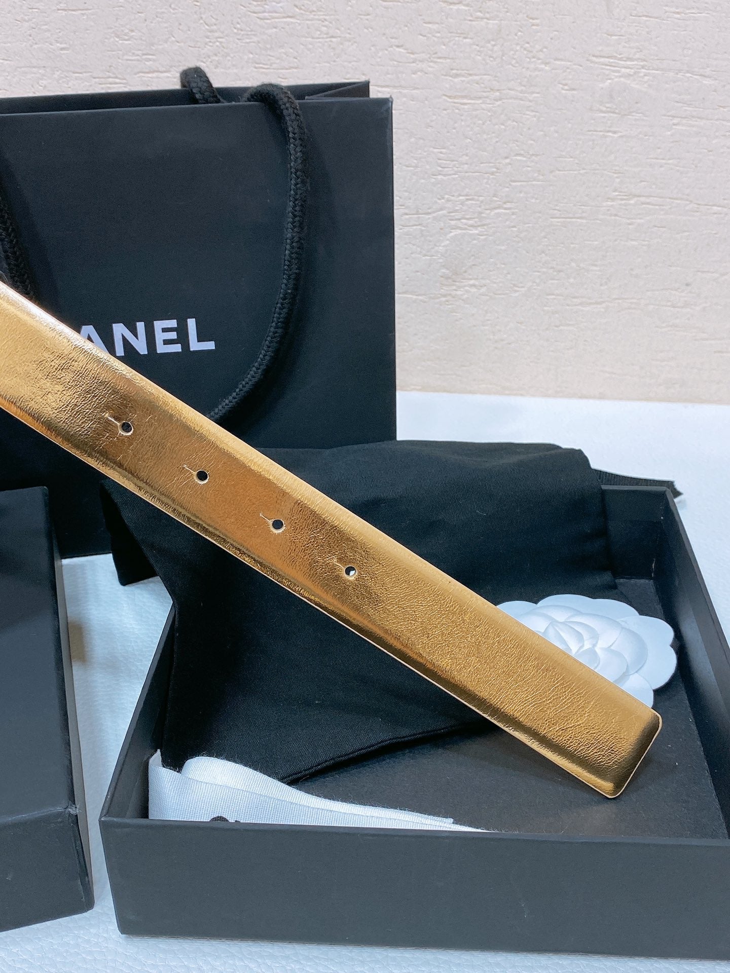 CC BELT 30MM IN GOLD SMOOTH CALFSKIN GOLD MIX WHITE HARDWARE - 30