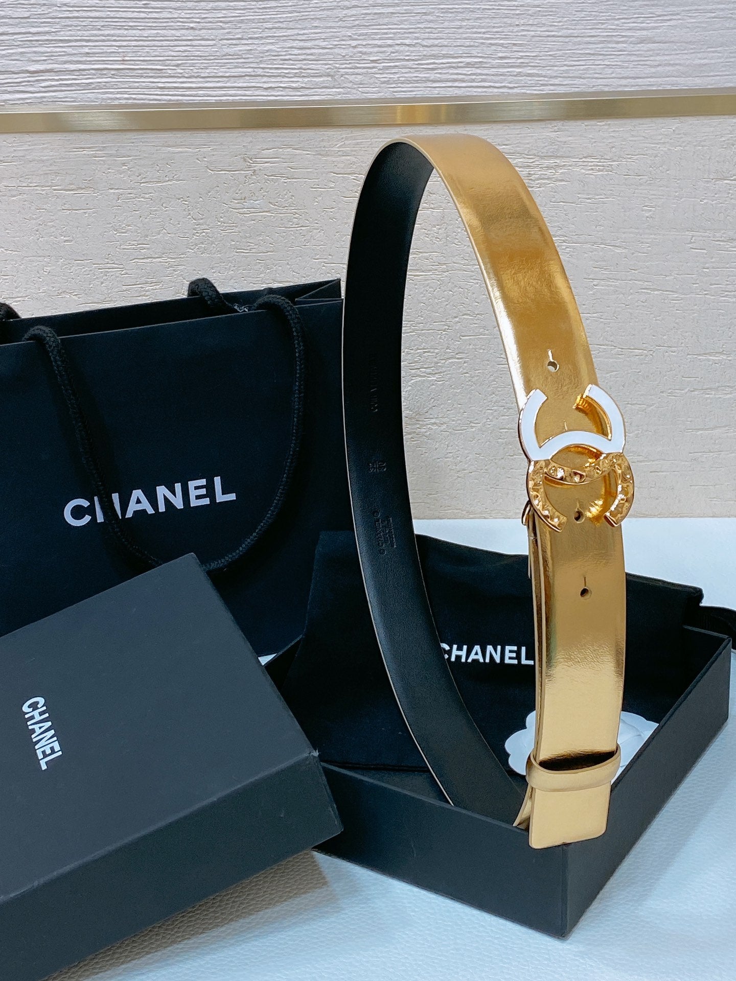 CC BELT 30MM IN GOLD SMOOTH CALFSKIN GOLD MIX WHITE HARDWARE - 30