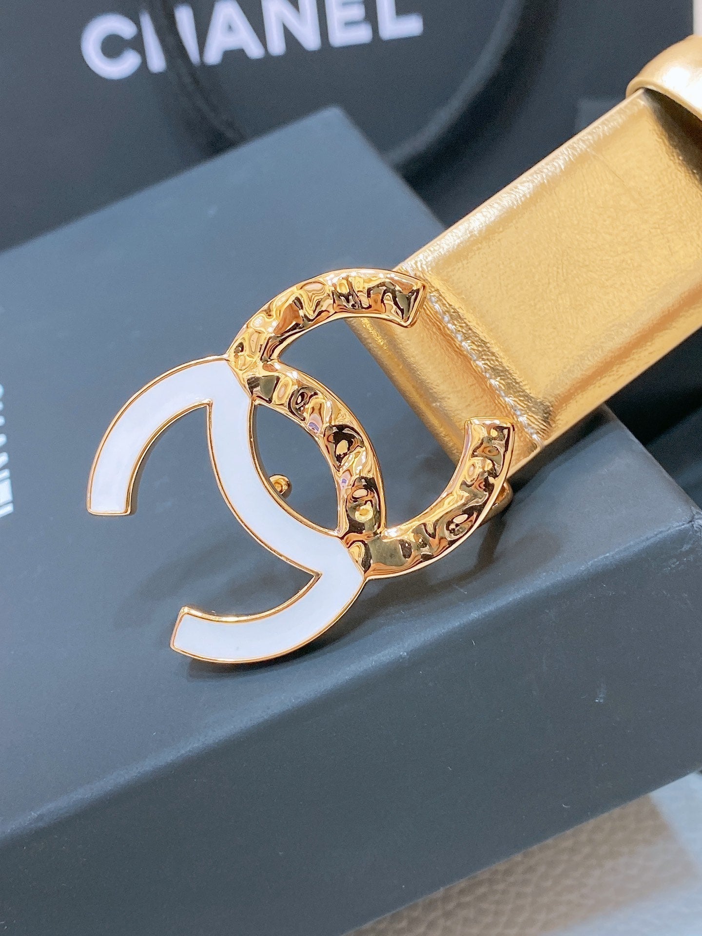 CC BELT 30MM IN GOLD SMOOTH CALFSKIN GOLD MIX WHITE HARDWARE - 30