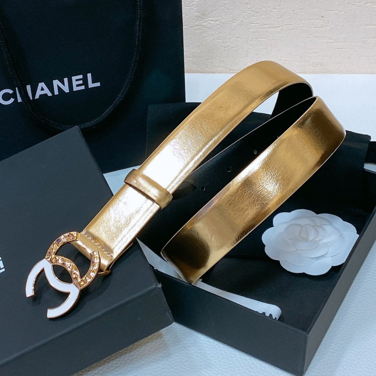 CC BELT 30MM IN GOLD SMOOTH CALFSKIN GOLD MIX WHITE HARDWARE - 30