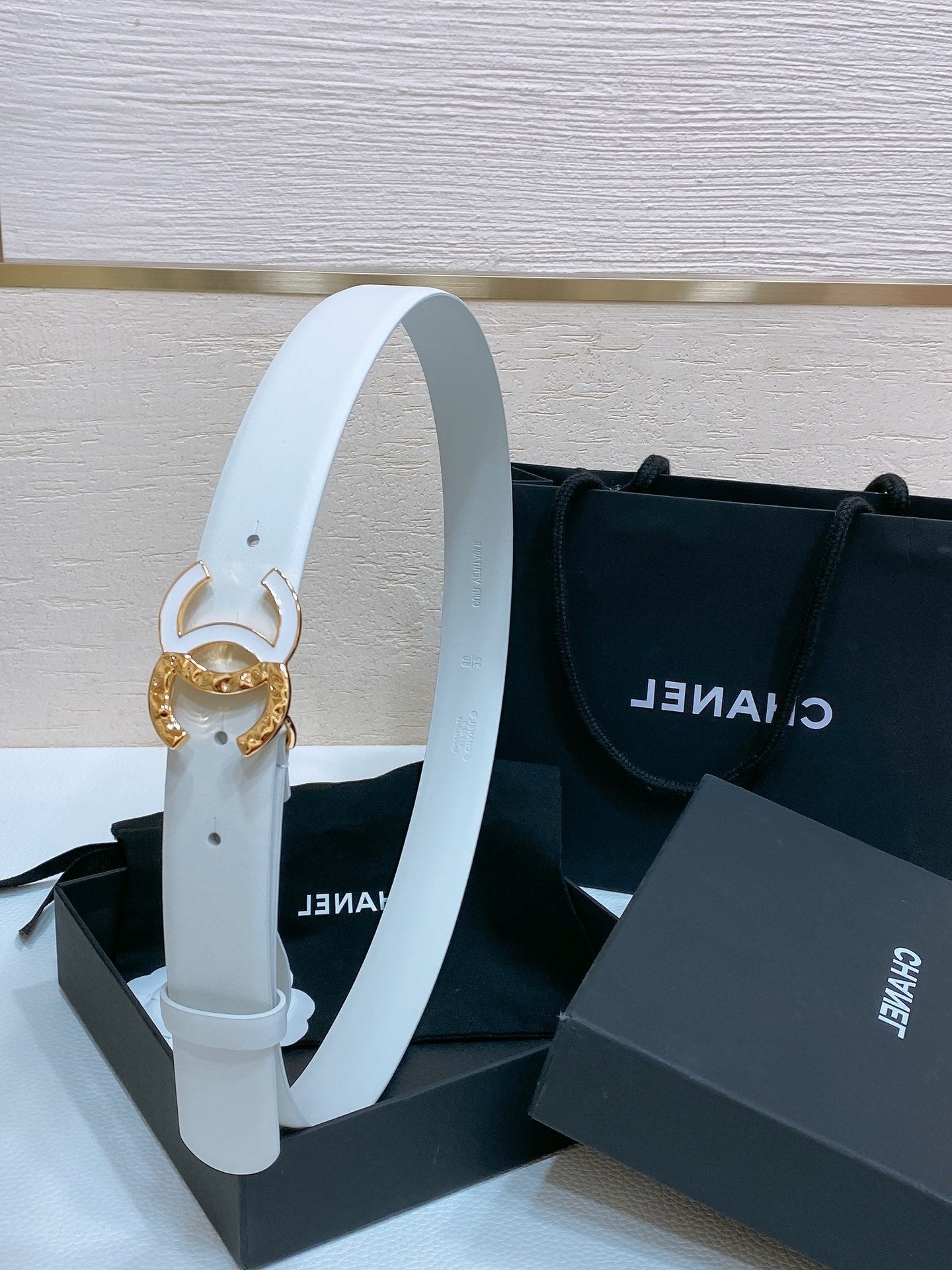 CC BELT 30MM IN WHITE SMOOTH CALFSKIN GOLD MIX WHITE METAL LOGO - 30