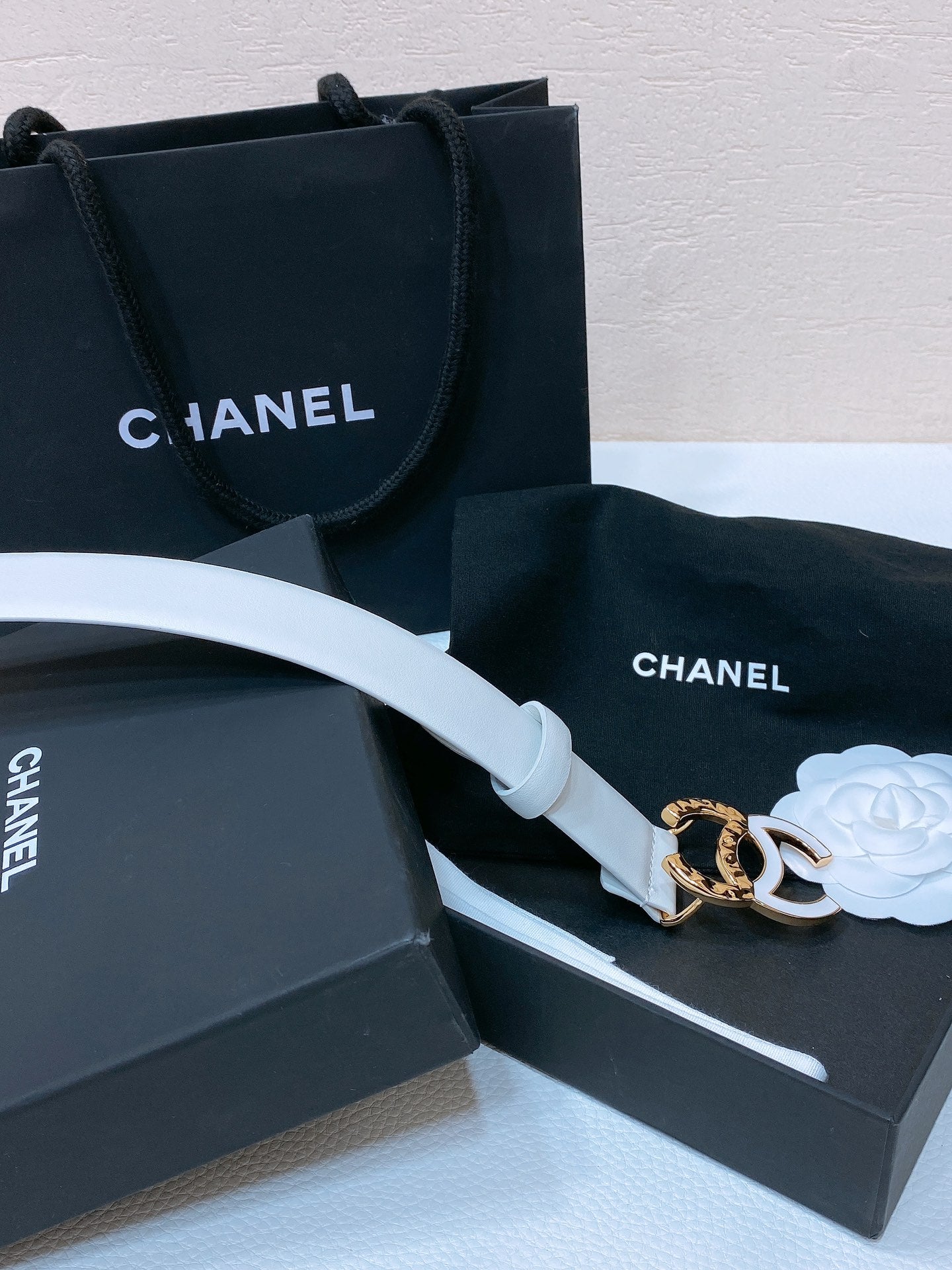 CC BELT 30MM IN WHITE SMOOTH CALFSKIN GOLD MIX WHITE METAL LOGO - 30