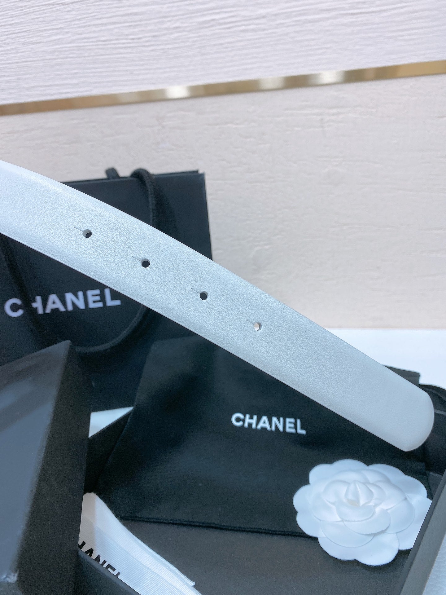CC BELT 30MM IN WHITE SMOOTH CALFSKIN GOLD MIX WHITE METAL LOGO - 30