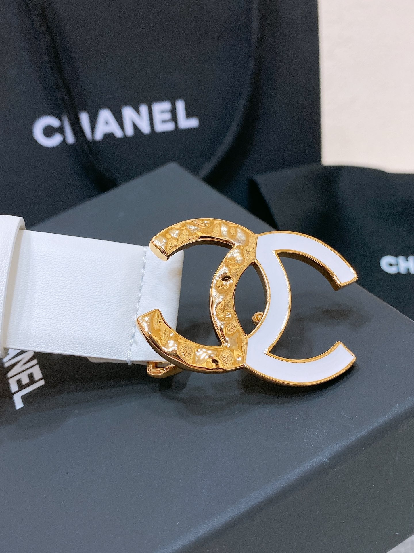 CC BELT 30MM IN WHITE SMOOTH CALFSKIN GOLD MIX WHITE METAL LOGO - 30