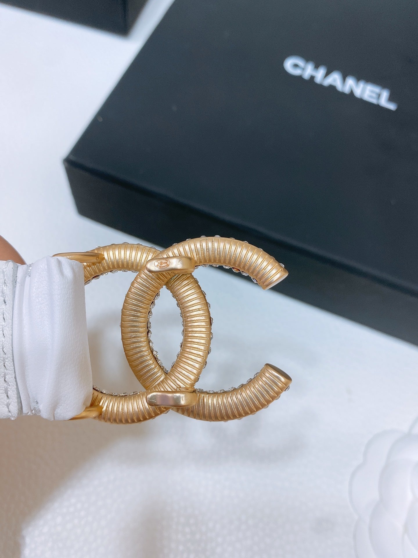 CC ELASTIC BELT 30MM IN WHITE CALFSKIN GOLD HARDWARE WITH RHINSTONES - 30