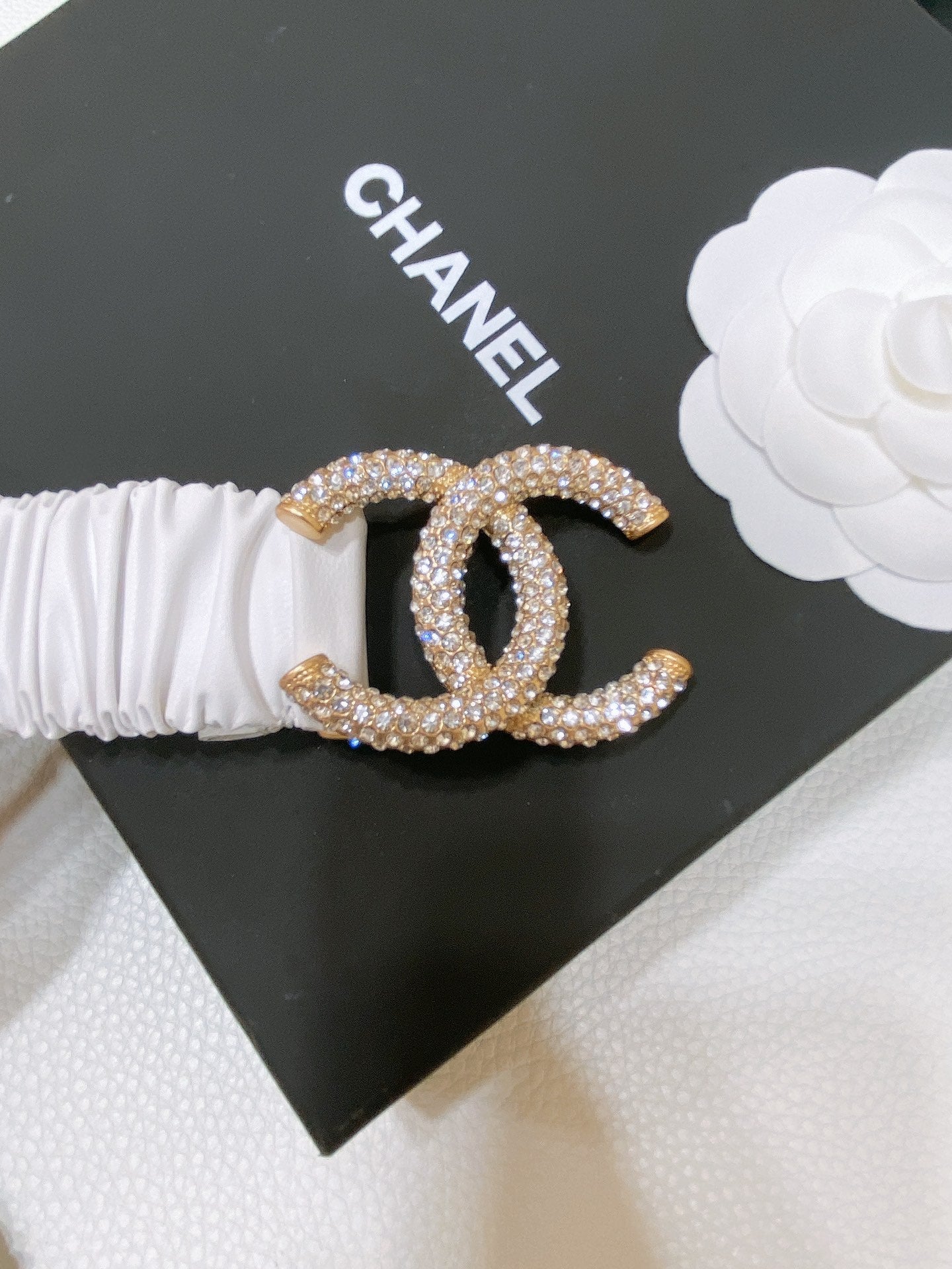 CC ELASTIC BELT 30MM IN WHITE CALFSKIN GOLD HARDWARE WITH RHINSTONES - 30