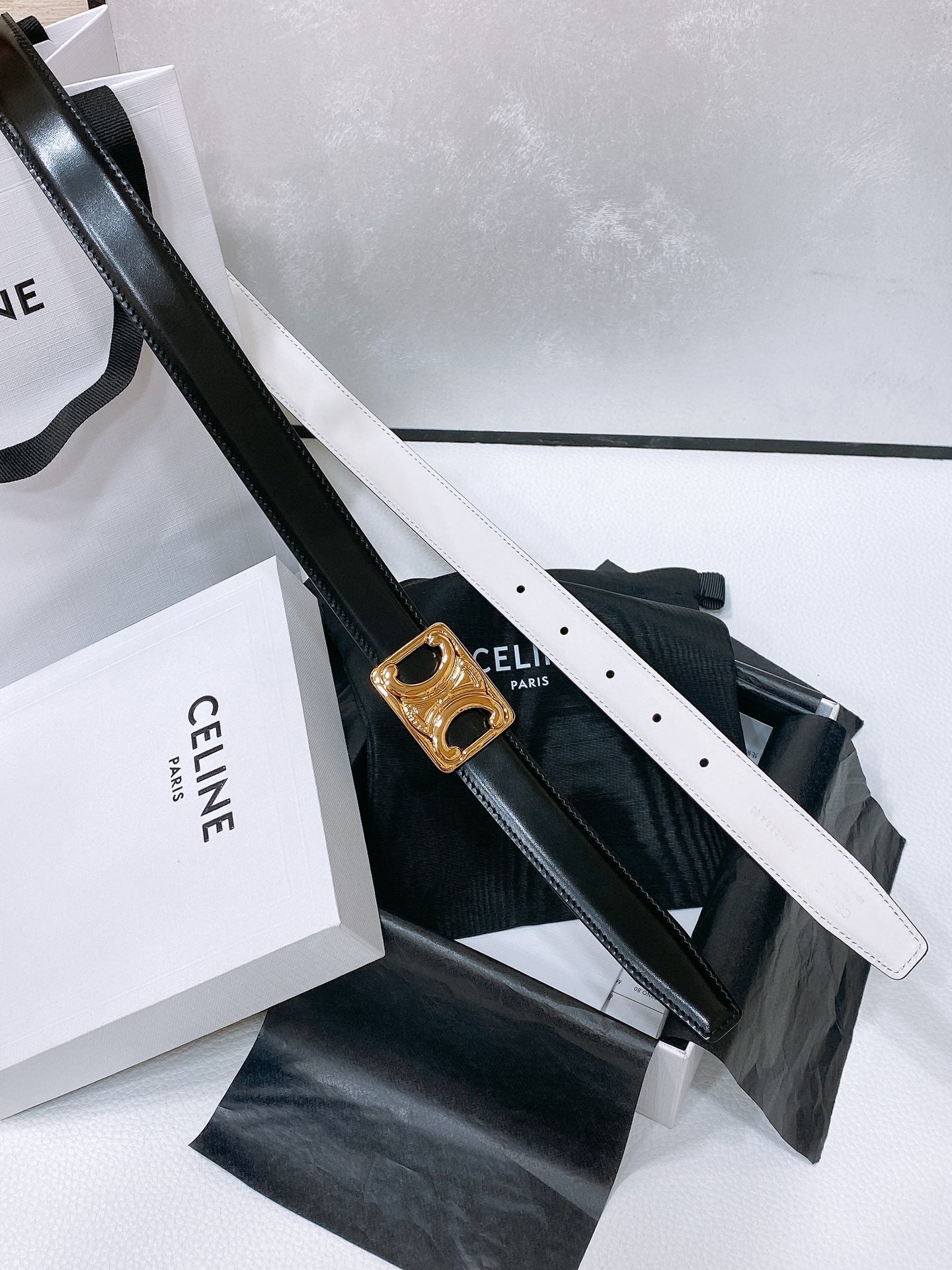 CL MEDIUM 25 MM TRIOMPHE BELT IN TAURILLON AND BLACK CALFSKIN GOLD HARDWARE - 30
