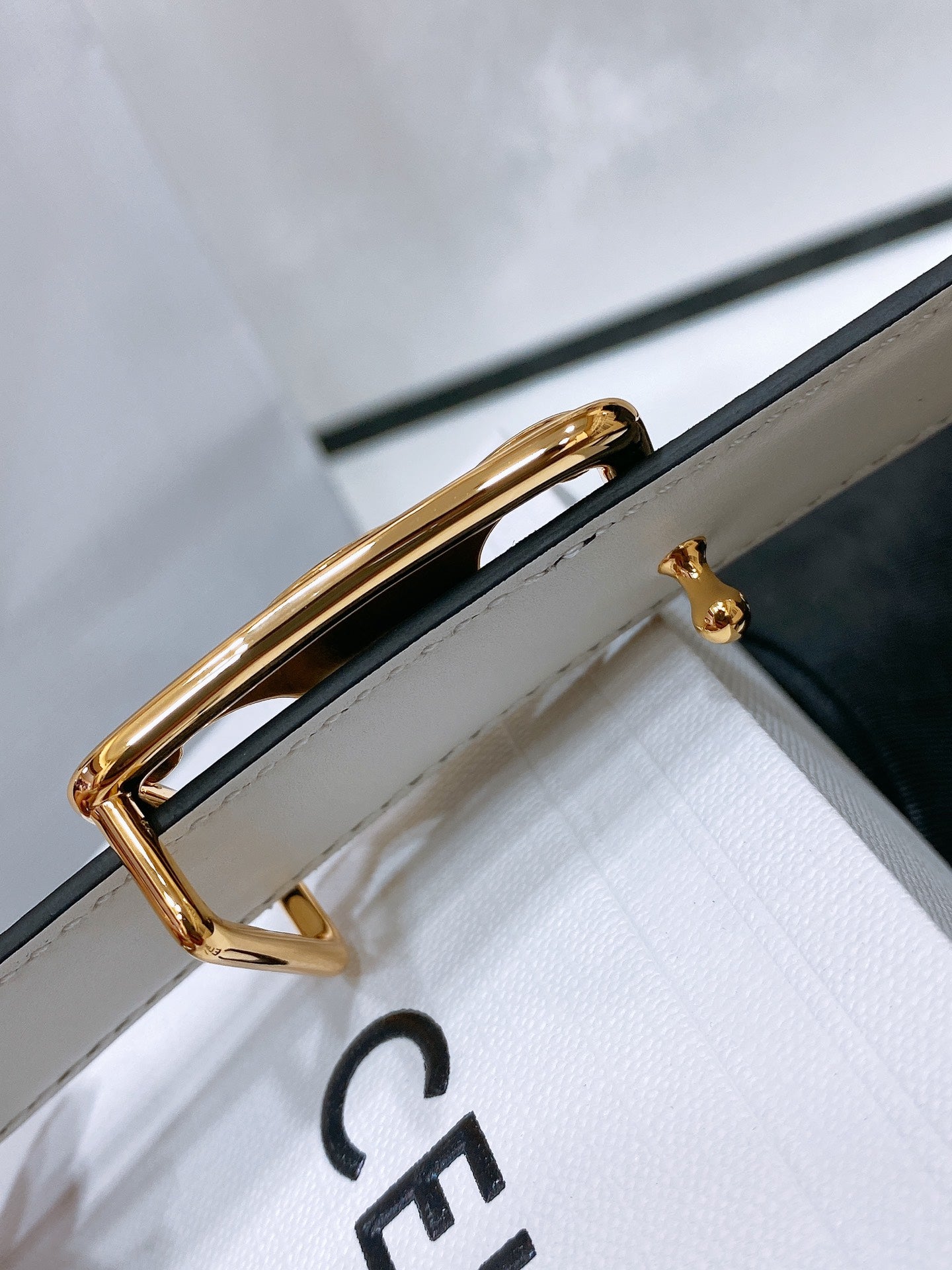 CL MEDIUM 25 MM TRIOMPHE BELT IN TAURILLON AND BLACK CALFSKIN GOLD HARDWARE - 30