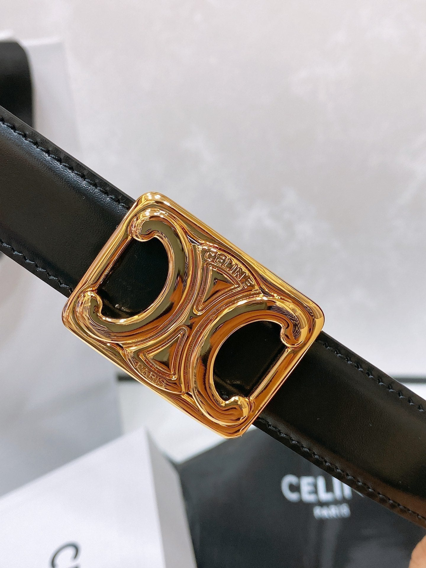 CL MEDIUM 25 MM TRIOMPHE BELT IN TAURILLON AND BLACK CALFSKIN GOLD HARDWARE - 30