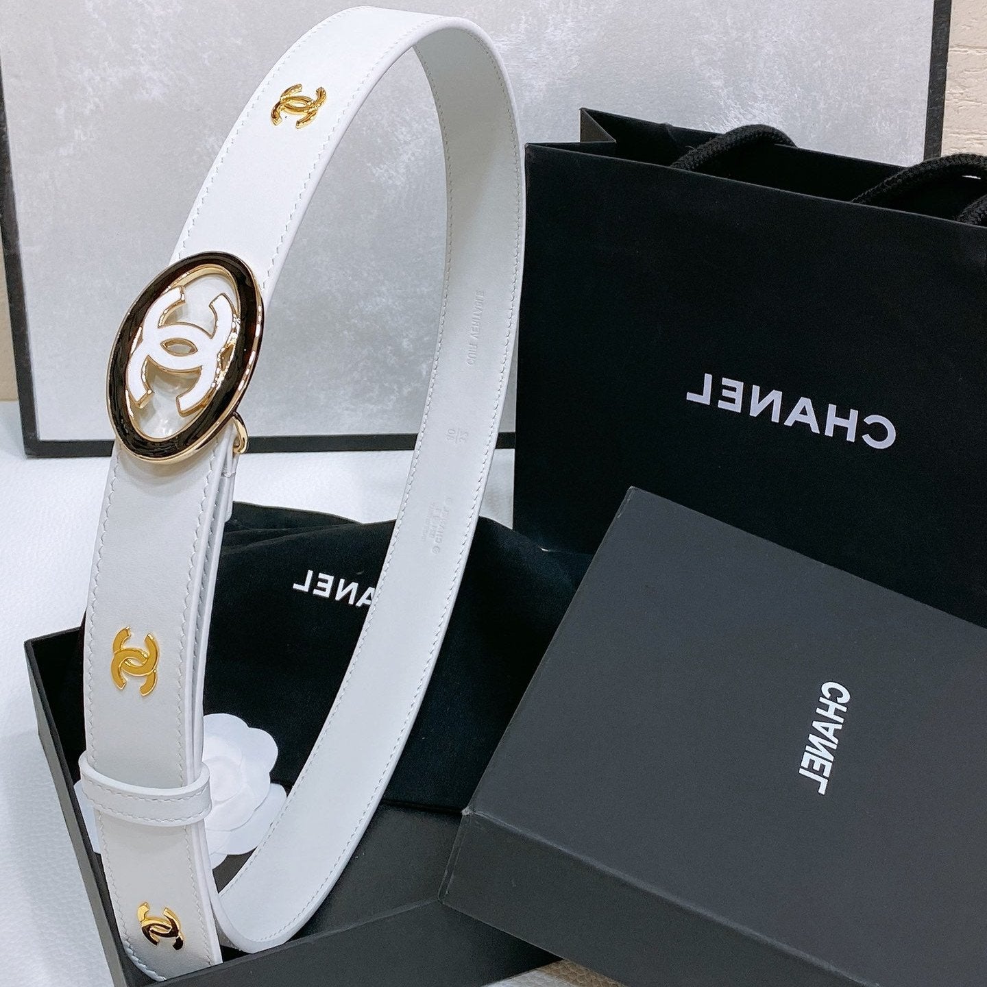 CC 30MM BELT IN WHITE SMOOTH CALFSKIN WHITE MIX BLACK METAL LOGO GOLD HARDWARE - 30