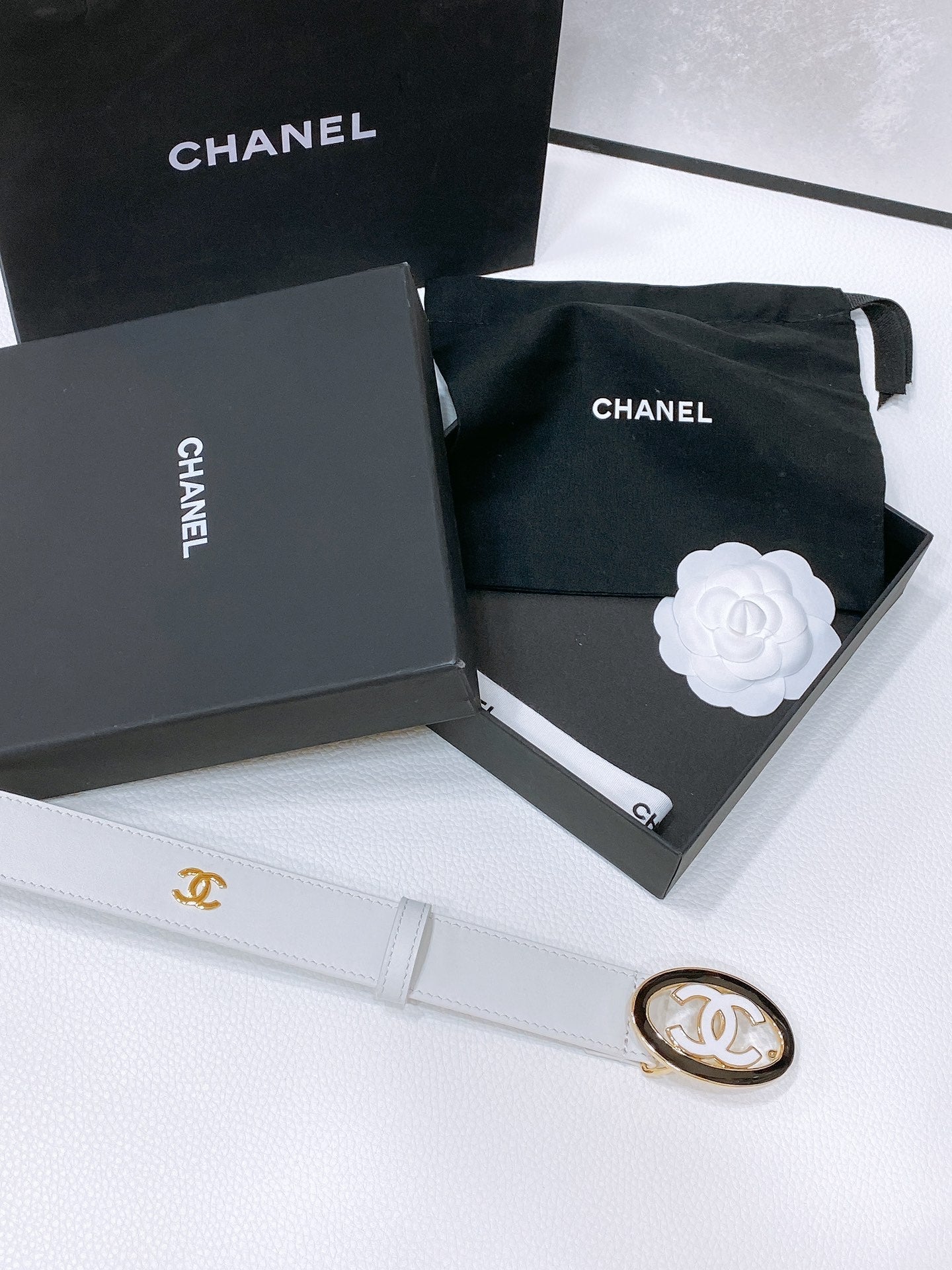 CC 30MM BELT IN WHITE SMOOTH CALFSKIN WHITE MIX BLACK METAL LOGO GOLD HARDWARE - 30