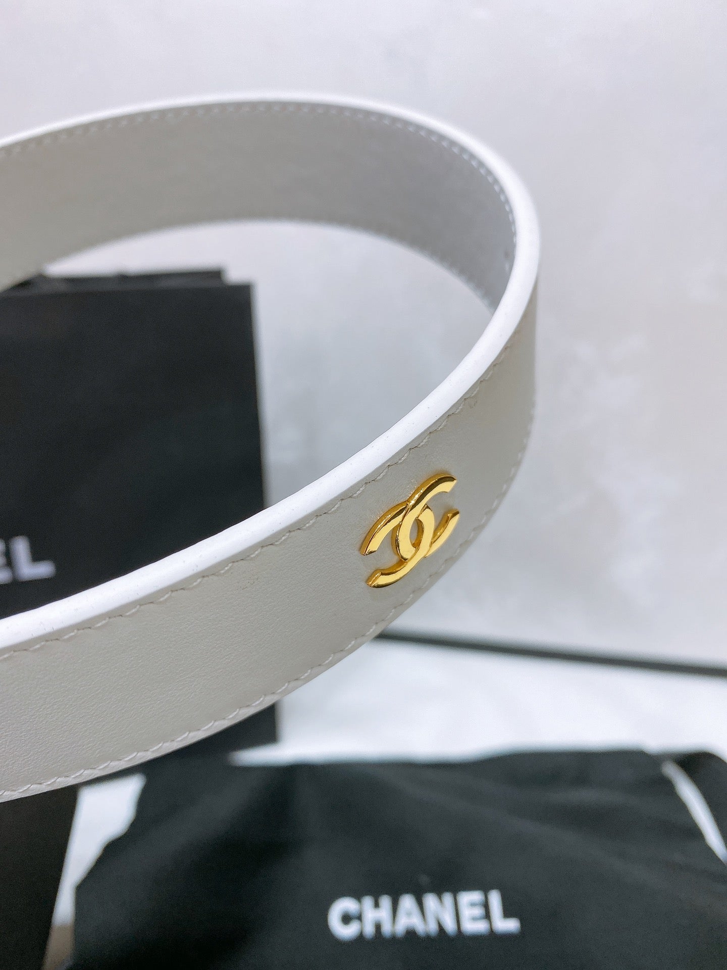 CC 30MM BELT IN WHITE SMOOTH CALFSKIN WHITE MIX BLACK METAL LOGO GOLD HARDWARE - 30