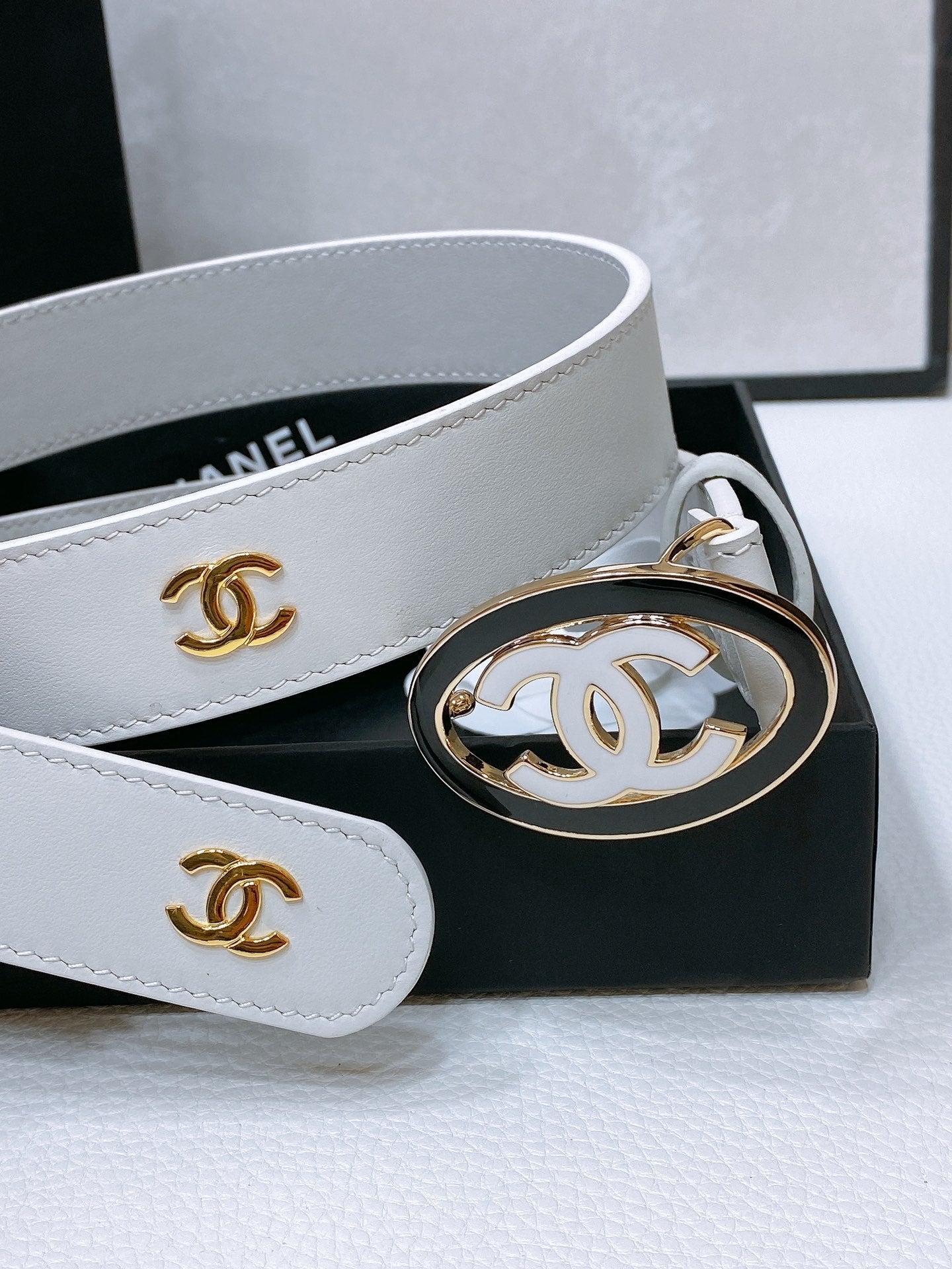 CC 30MM BELT IN WHITE SMOOTH CALFSKIN WHITE MIX BLACK METAL LOGO GOLD HARDWARE - 30
