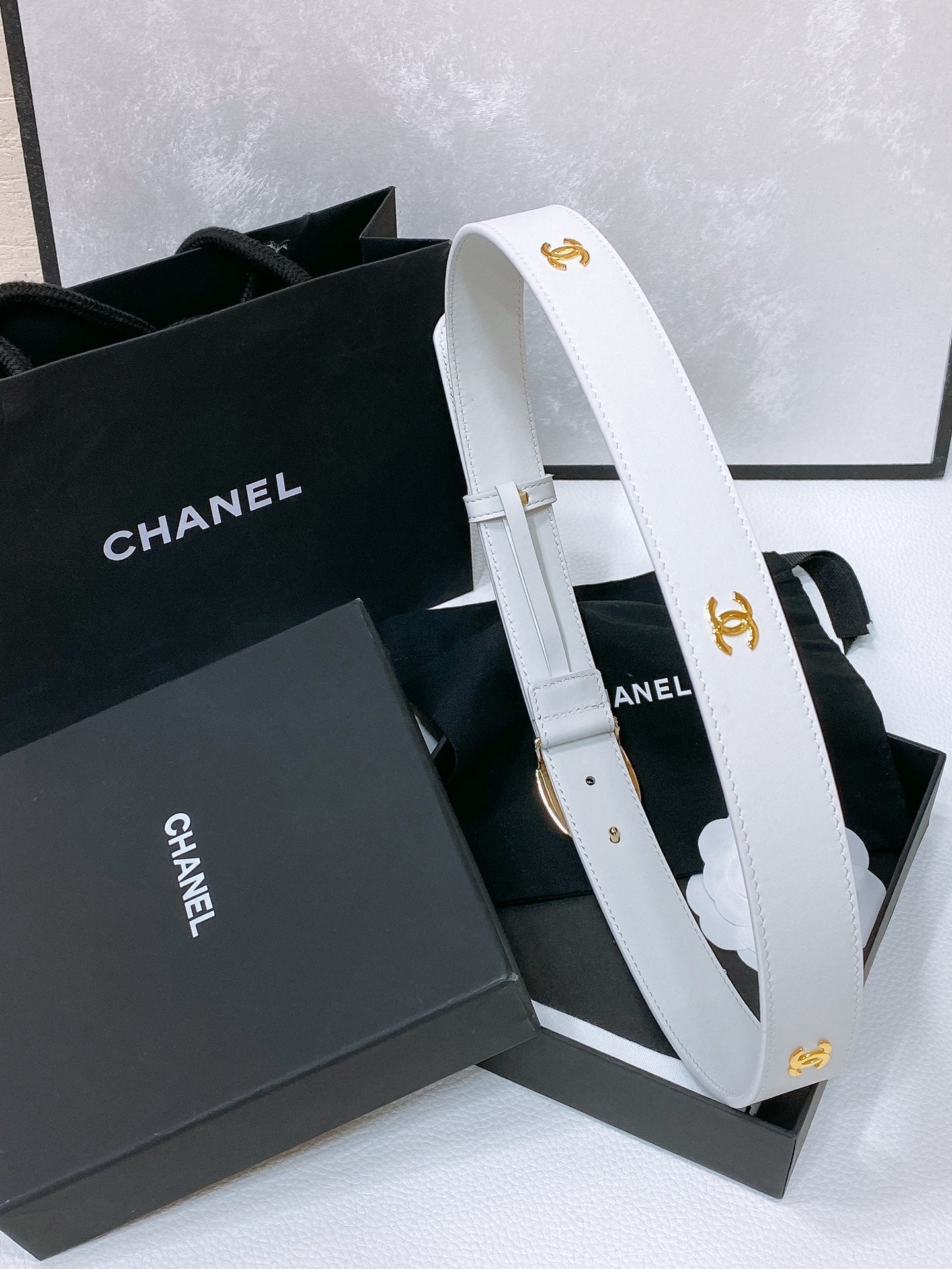 CC 30MM BELT IN WHITE SMOOTH CALFSKIN WHITE MIX BLACK METAL LOGO GOLD HARDWARE - 30