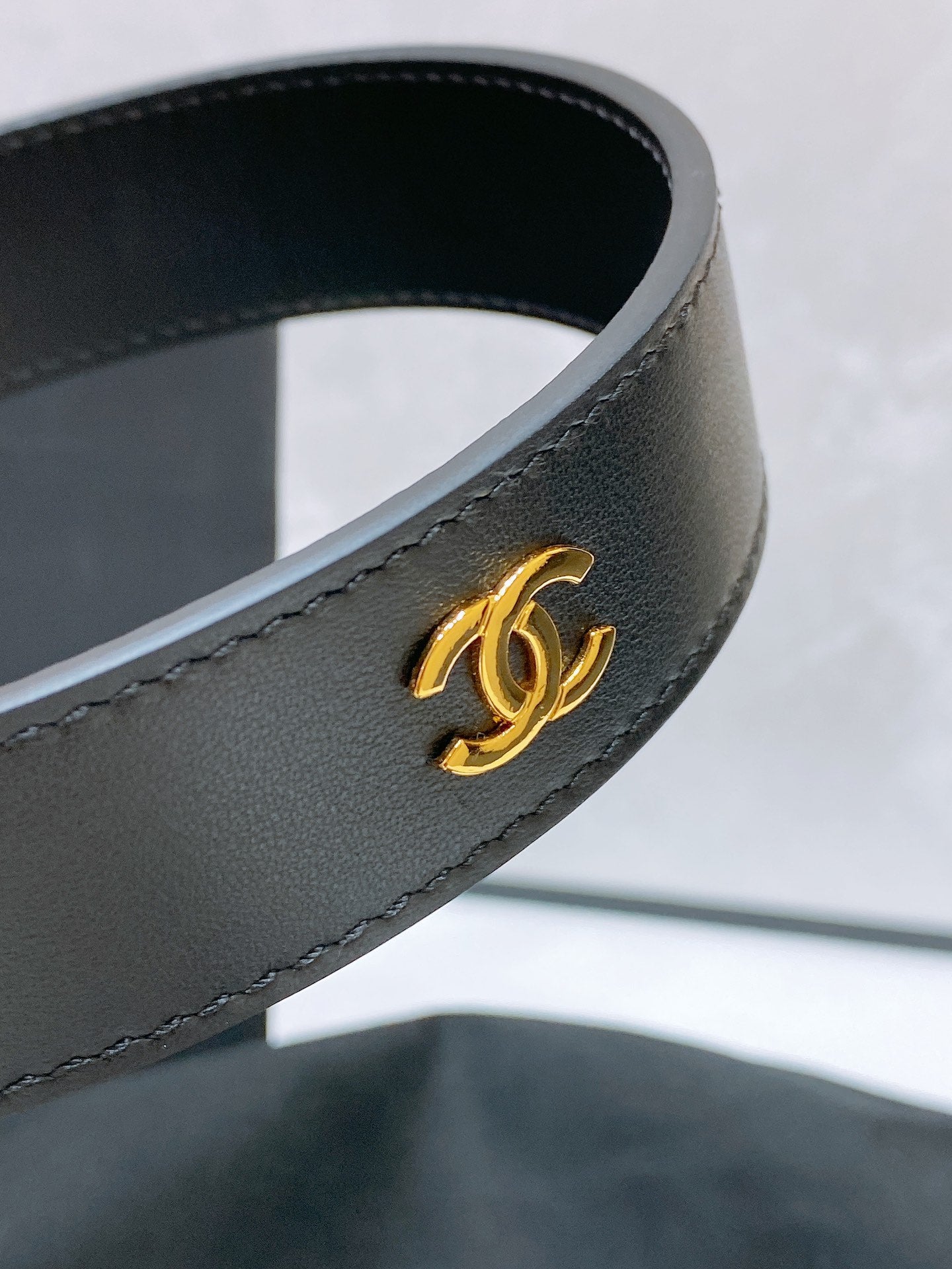 CC 30MM BELT IN BLACK SMOOTH CALFSKIN WHITE MIX BLACK METAL LOGO GOLD HARDWARE - 30