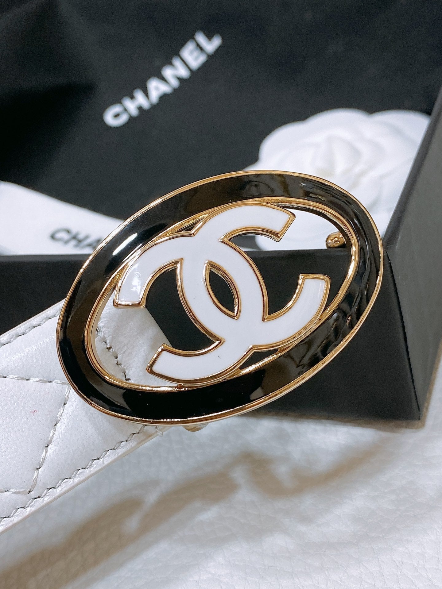 CC 30MM BELT IN WHITE EMBROIDERED CALFSKIN WHITE MIX BLACK METAL LOGO GOLD HARDWARE - 30