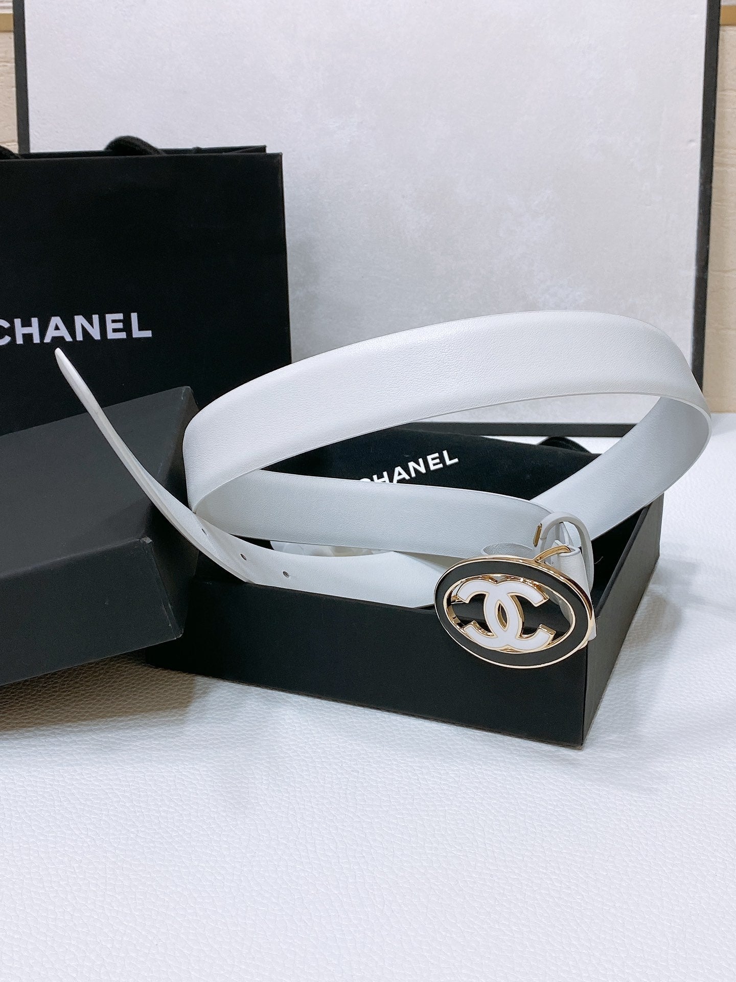 CC 30MM BELT IN WHITE SMOOTH CALFSKIN WHITE MIX BLACK METAL HARDWARE - 30