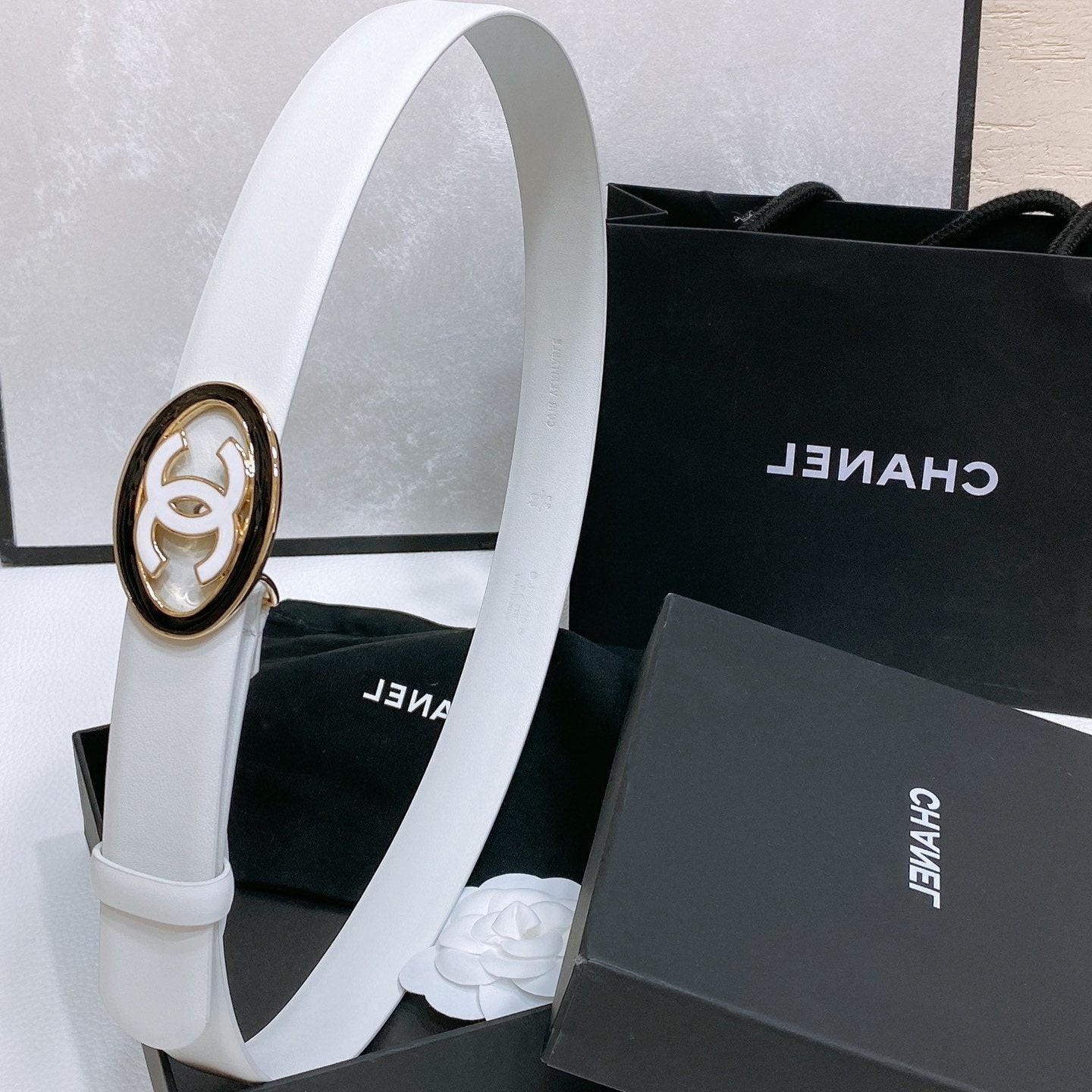 CC 30MM BELT IN WHITE SMOOTH CALFSKIN WHITE MIX BLACK METAL HARDWARE - 30