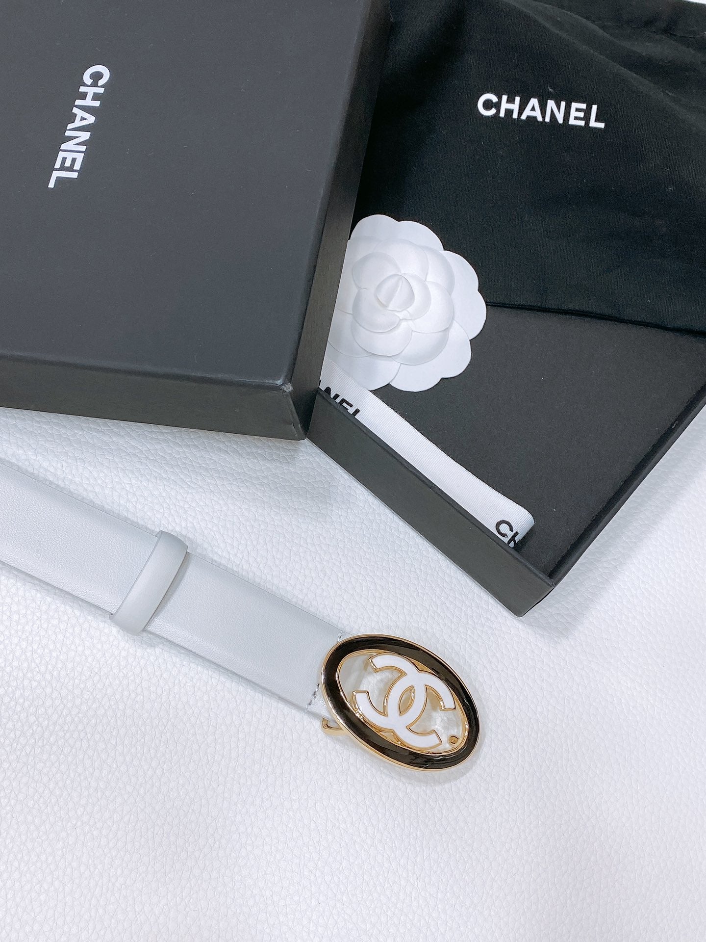 CC 30MM BELT IN WHITE SMOOTH CALFSKIN WHITE MIX BLACK METAL HARDWARE - 30