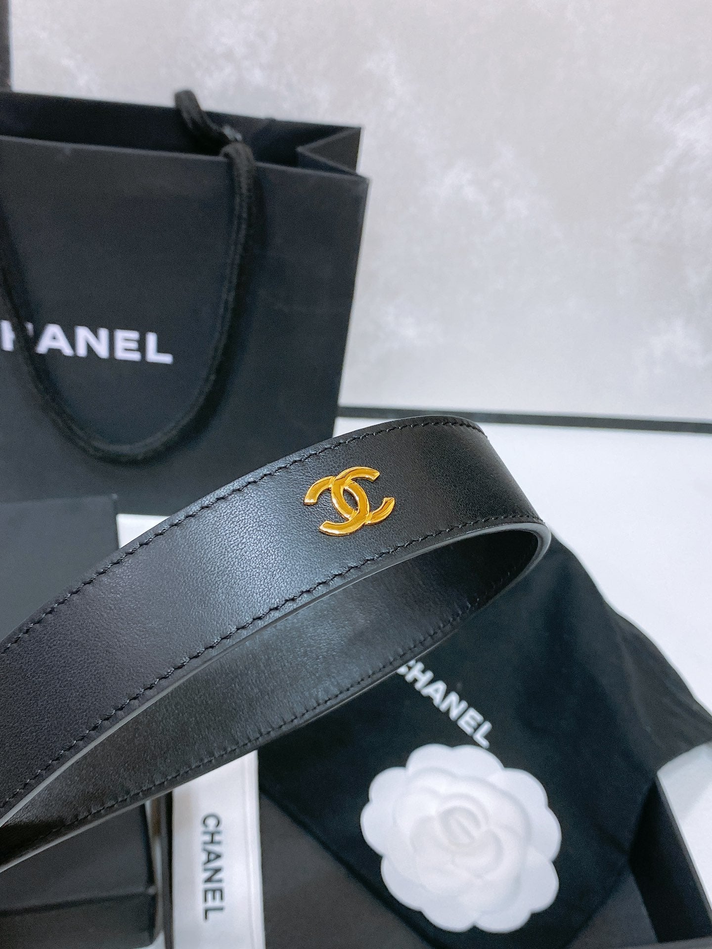 CC BELT 30 MM IN BLACK CALFSKIN PEARL LOGO WITH GOLD HARDWARE - 30
