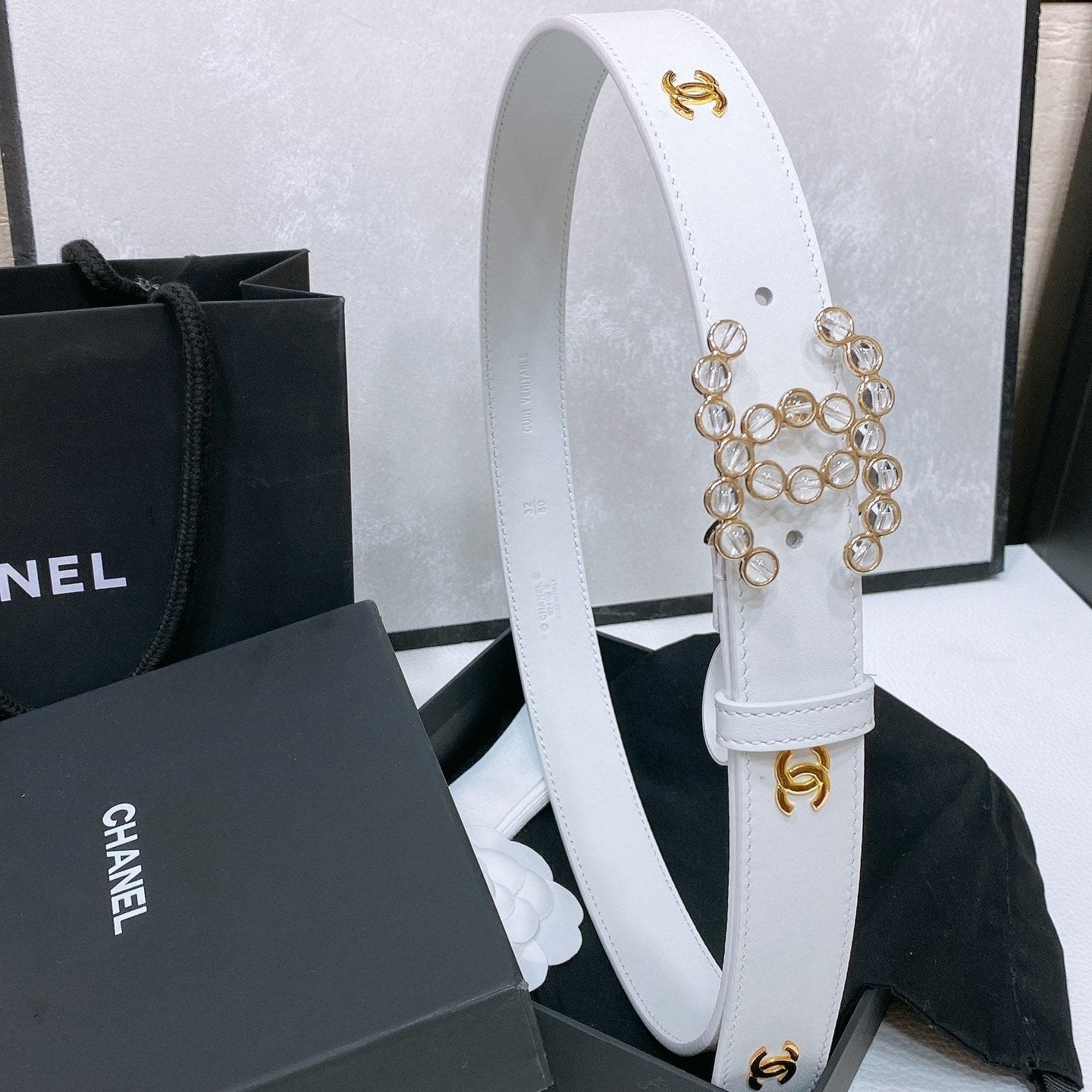 CC BELT 30 MM IN WHITE CALFSKIN PEARL LOGO WITH GOLD HARDWARE - 30