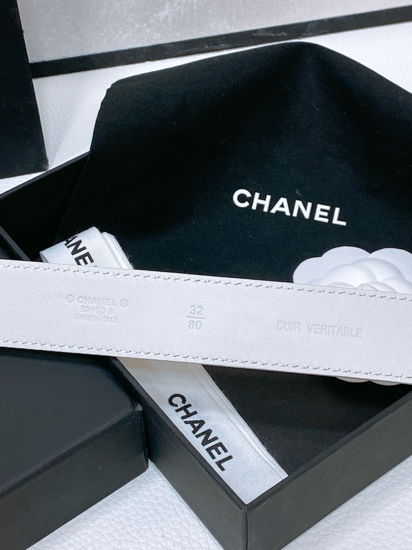 CC BELT 30 MM IN WHITE CALFSKIN PEARL LOGO WITH GOLD HARDWARE - 30