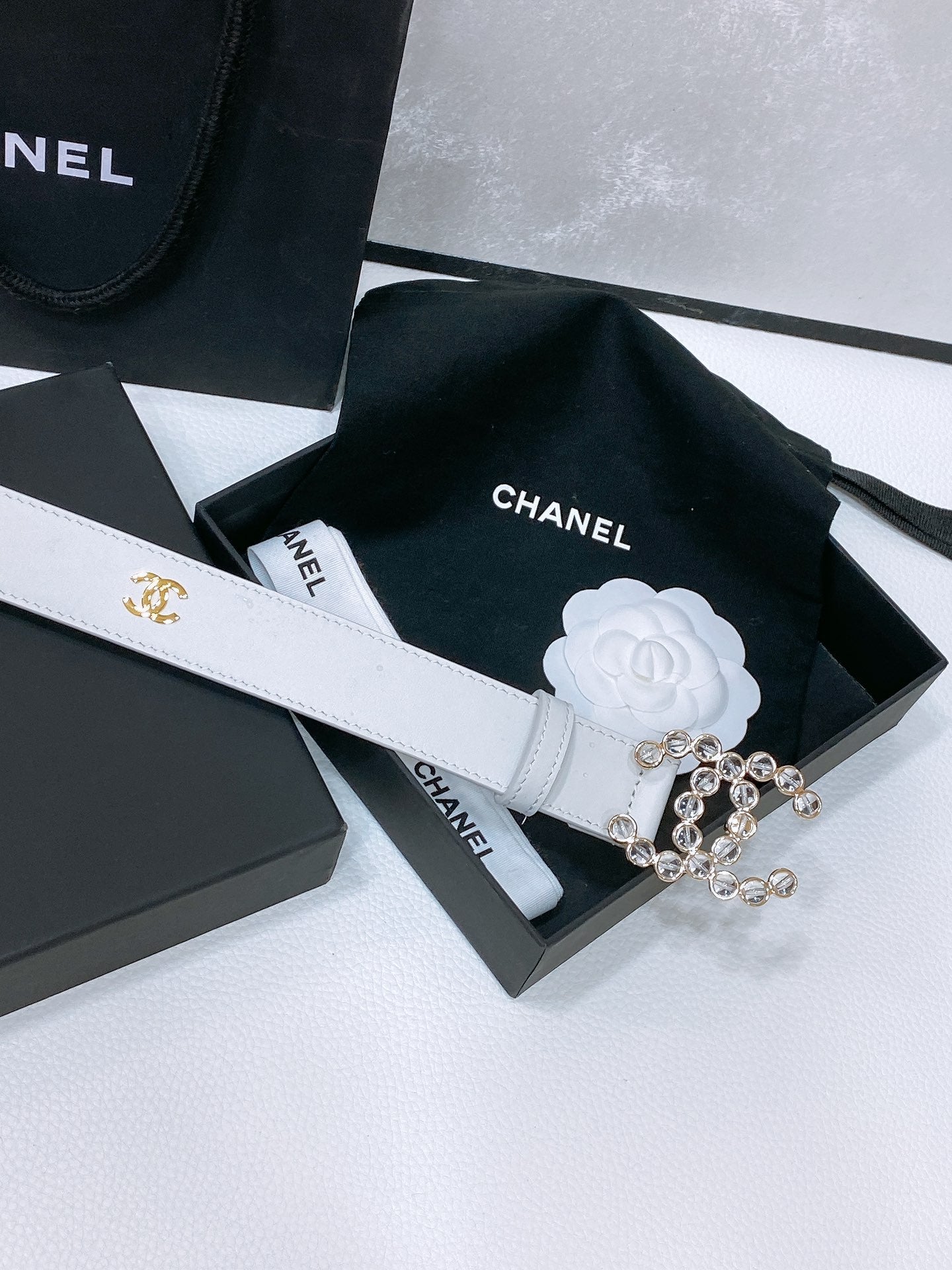 CC BELT 30 MM IN WHITE CALFSKIN PEARL LOGO WITH GOLD HARDWARE - 30