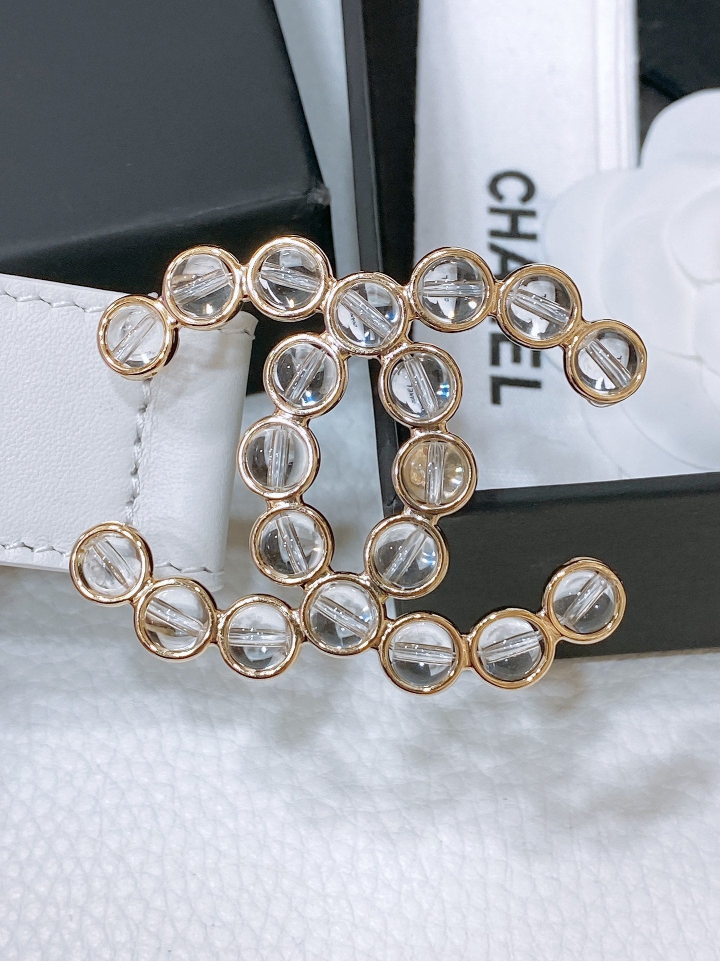 CC BELT 30 MM IN WHITE CALFSKIN PEARL LOGO WITH GOLD HARDWARE - 30