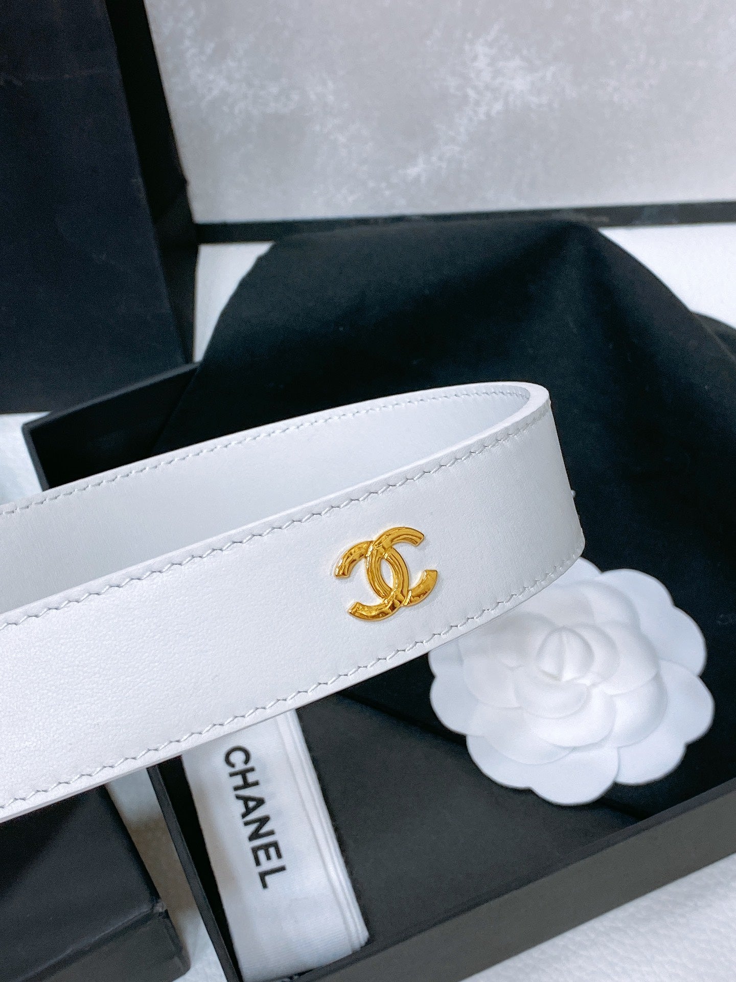 CC BELT 30 MM IN WHITE CALFSKIN PEARL LOGO WITH GOLD HARDWARE - 30