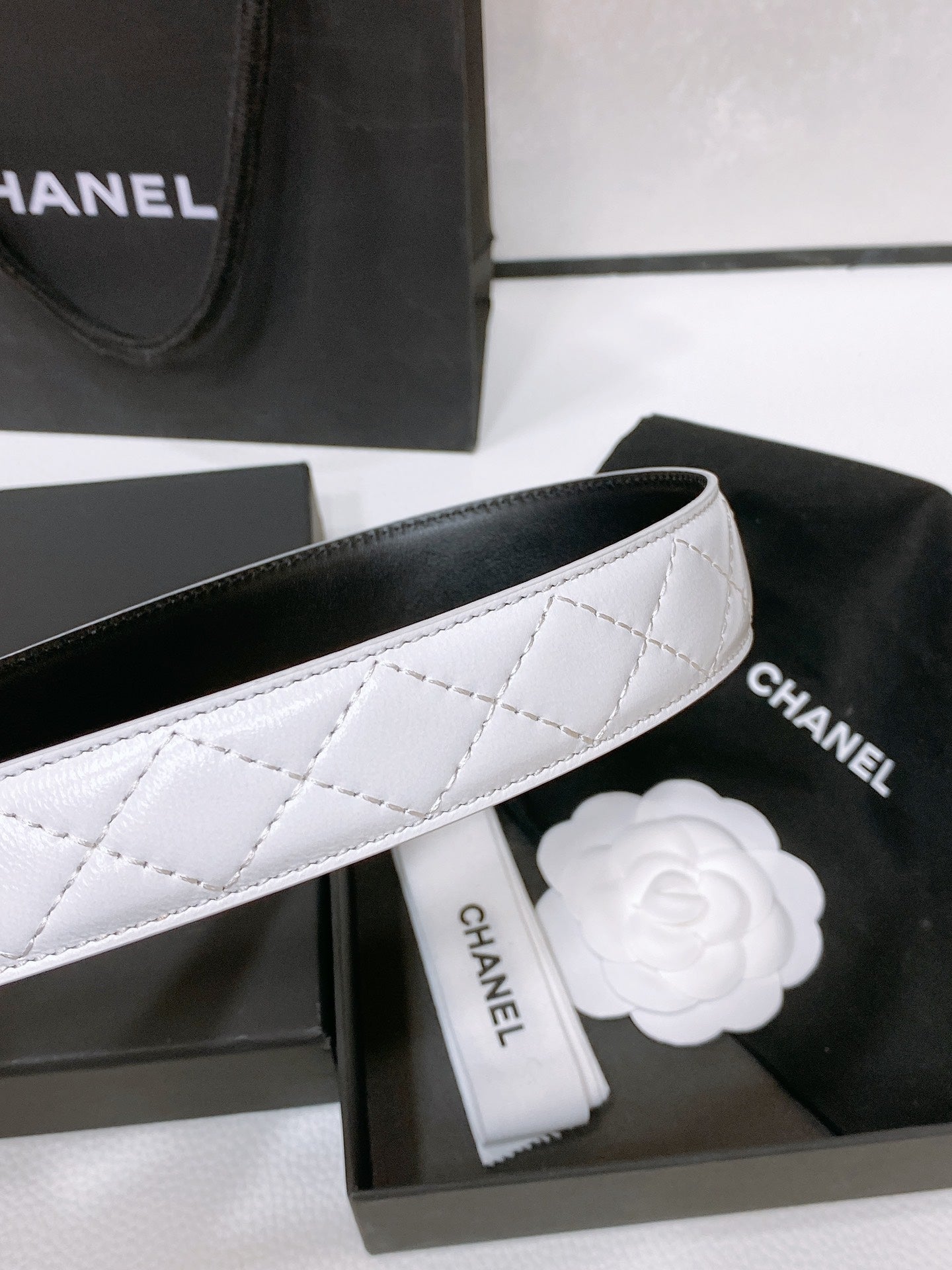 CC BELT 30 MM IN WHITE EMBROIDERED CALFSKIN PEARL LOGO WITH GOLD HARDWARE - 30