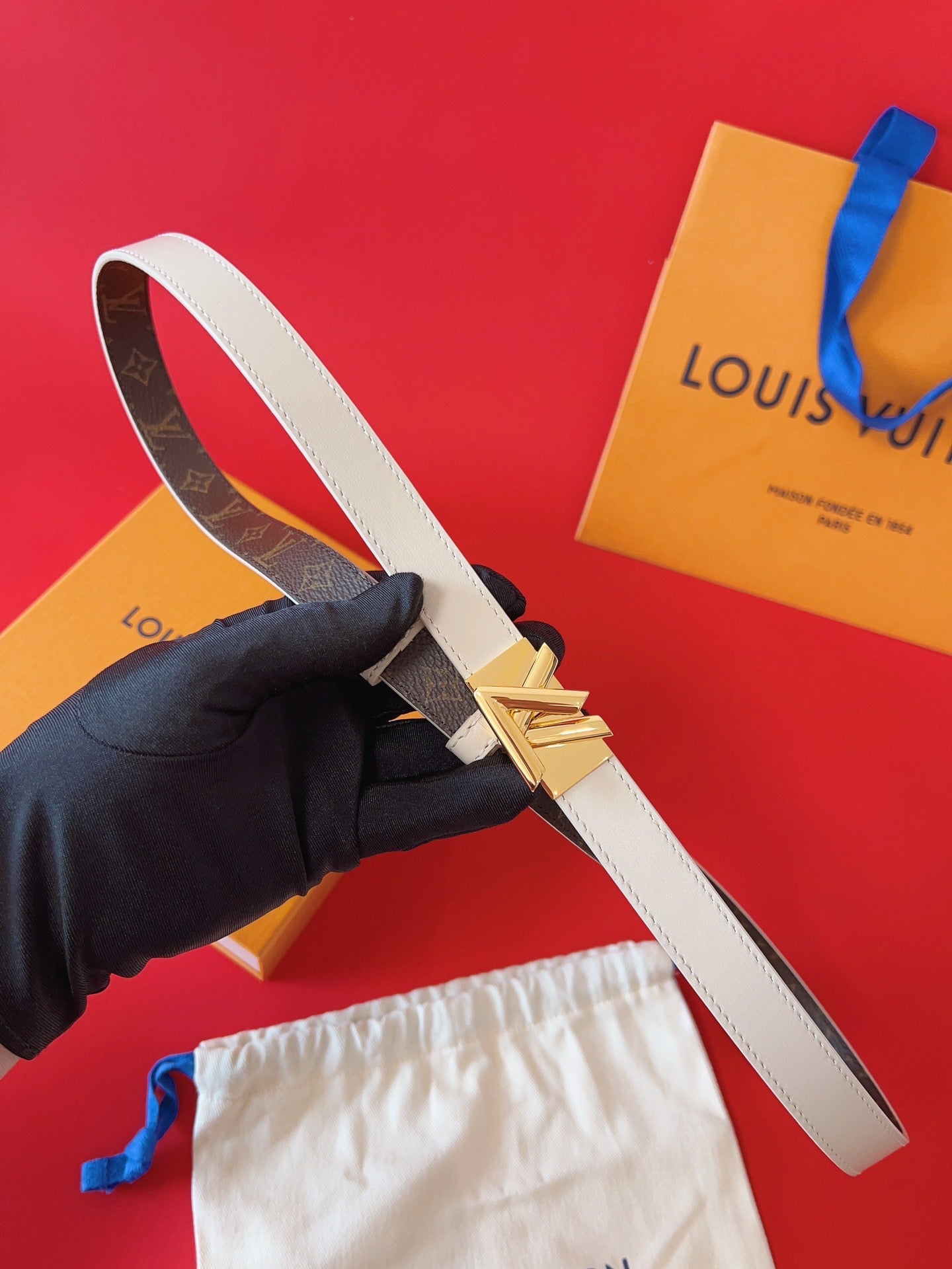 LV GO-14 20MM BELT IN WHITE CALFSKIN GOLD HARDWARE - 30