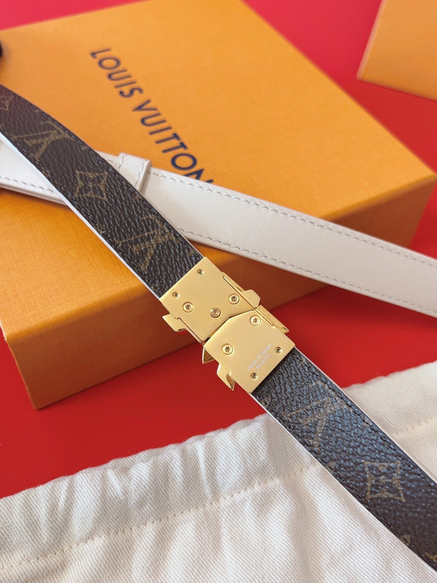 LV GO-14 20MM BELT IN WHITE CALFSKIN GOLD HARDWARE - 30
