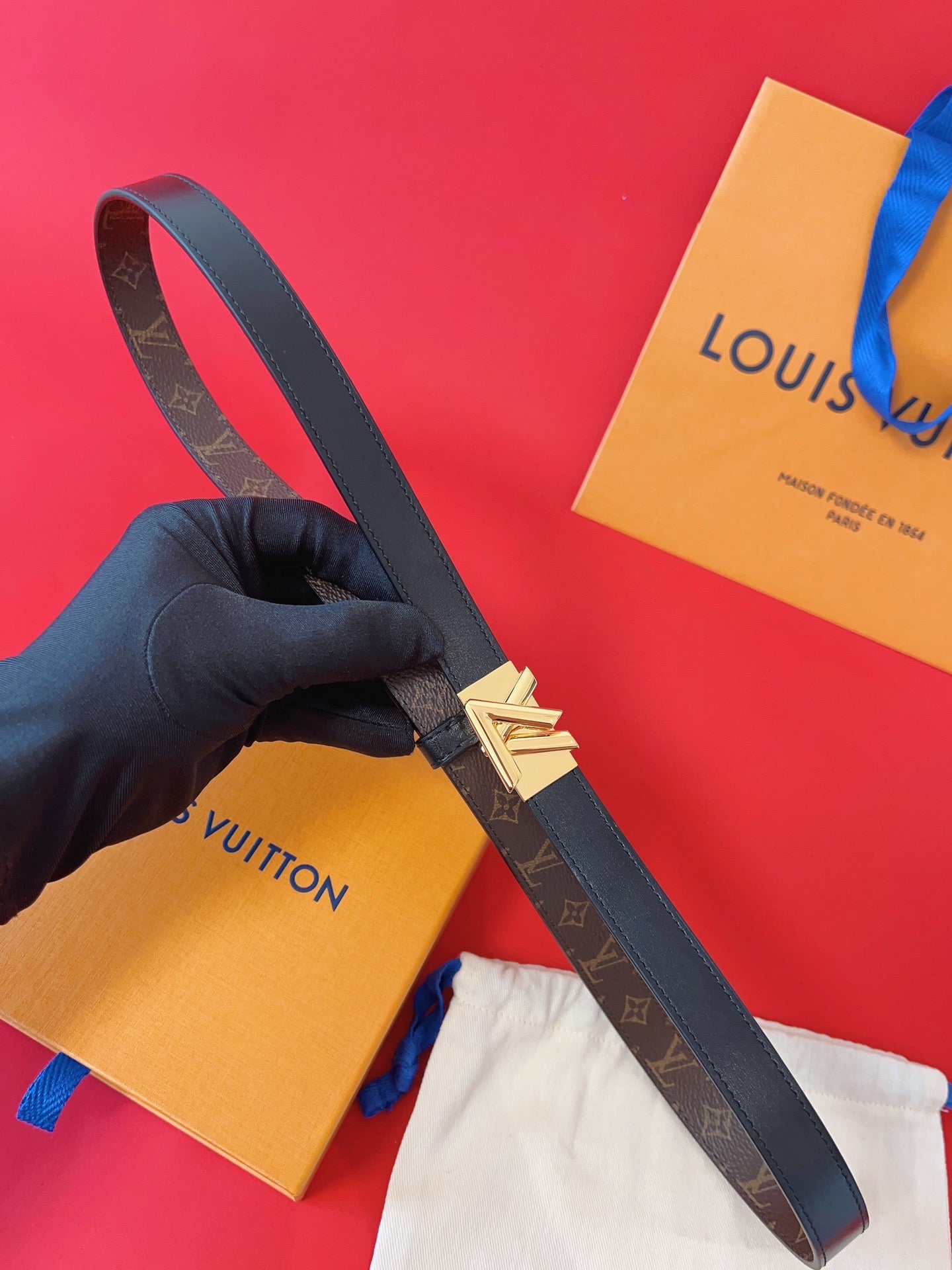 LV GO-14 20MM BELT IN BLACK CALFSKIN GOLD HARDWARE - 30