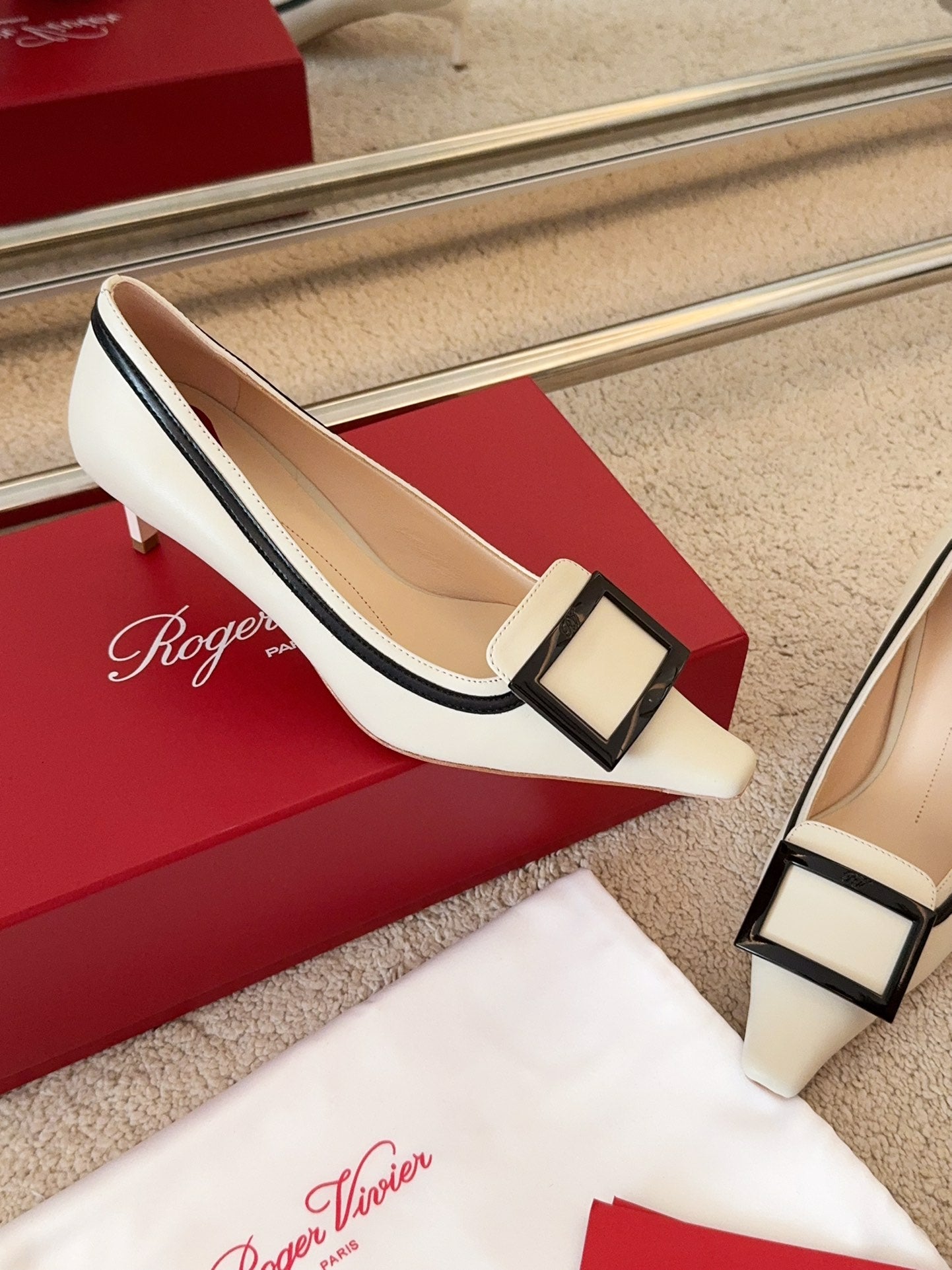 VIV’ CANARD PUMPS IN OFF WHITE SHINY CALFSKIN - 34