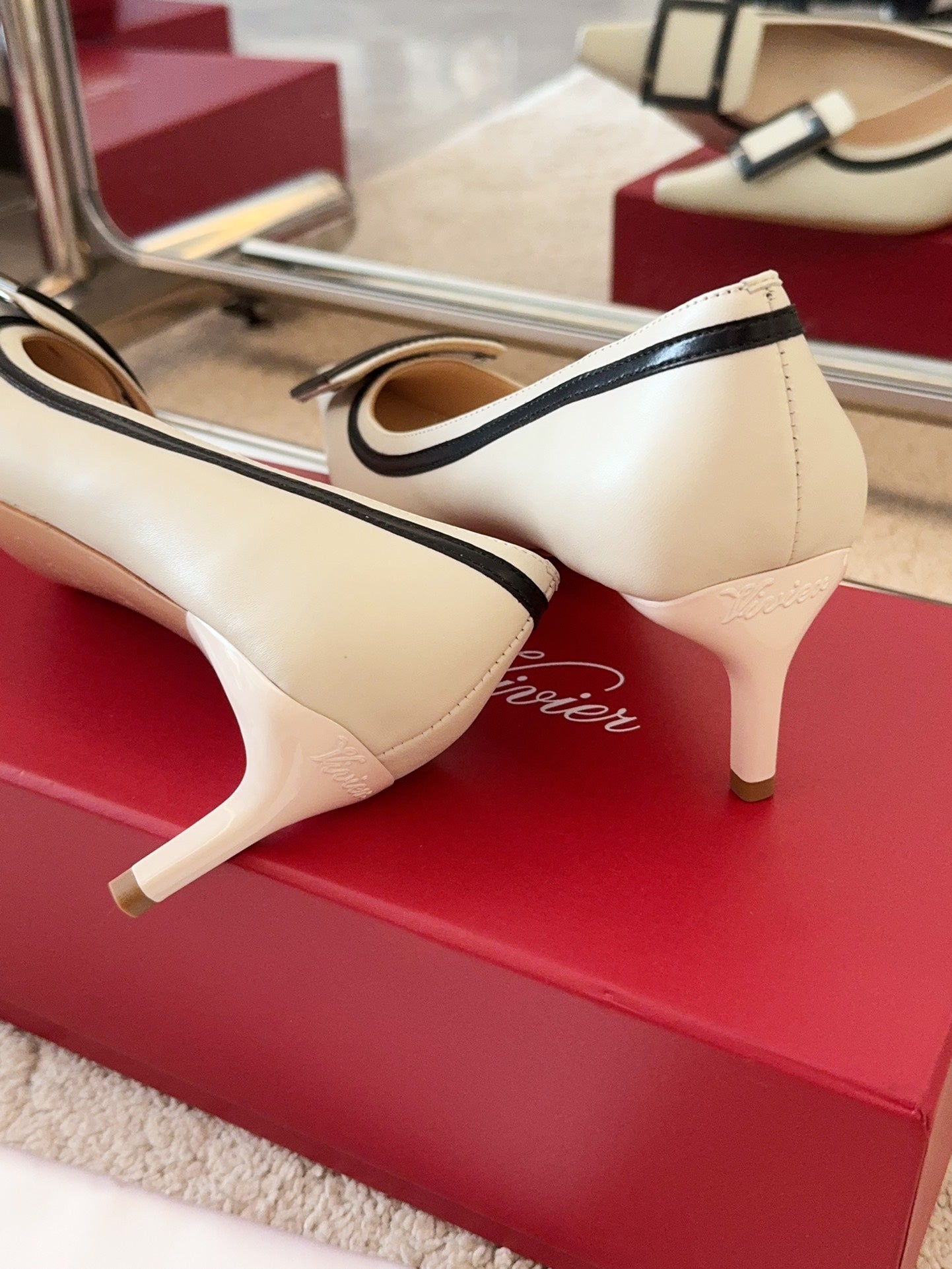 VIV’ CANARD PUMPS IN OFF WHITE SHINY CALFSKIN - 34