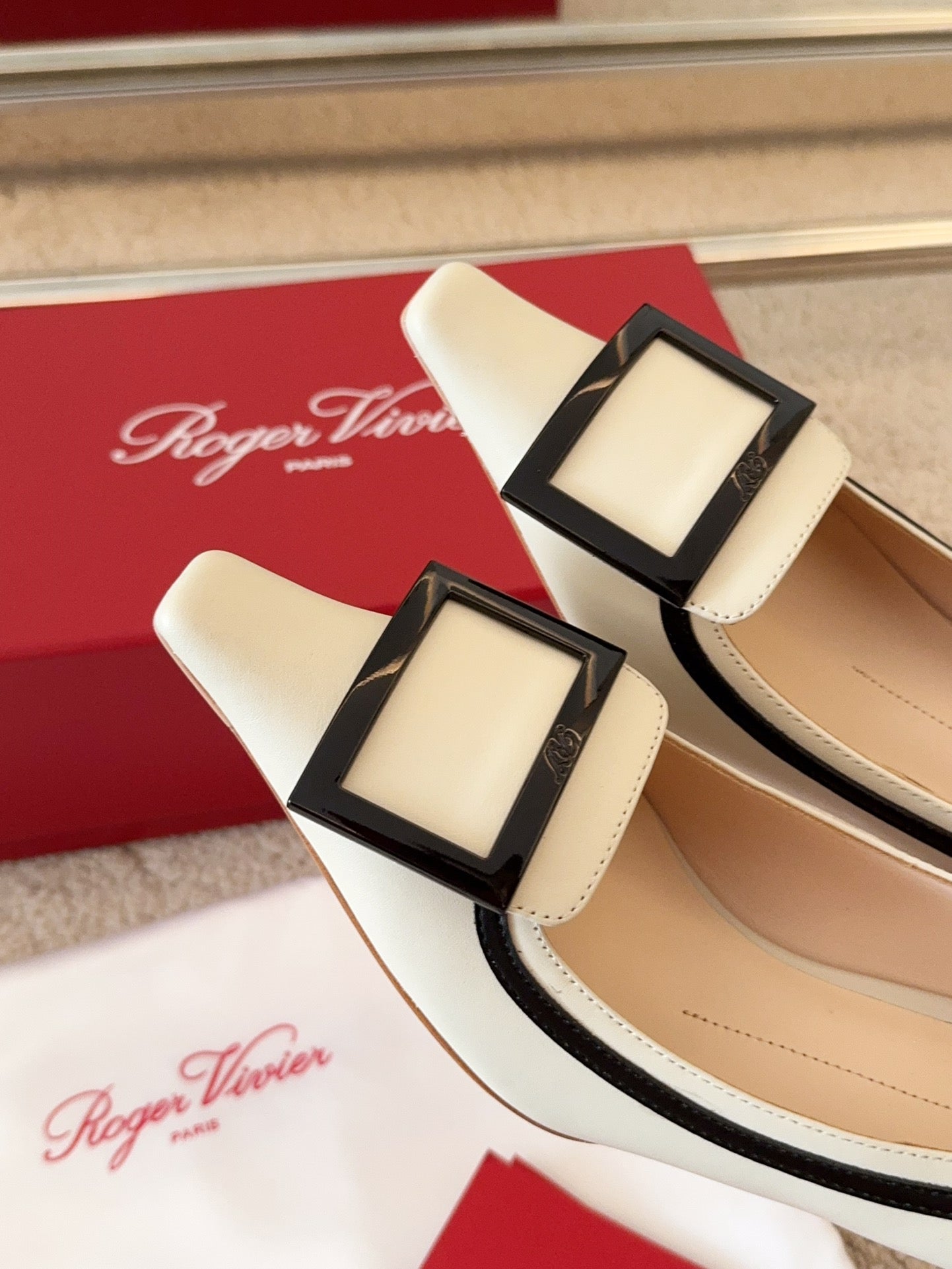 VIV’ CANARD PUMPS IN OFF WHITE SHINY CALFSKIN - 34
