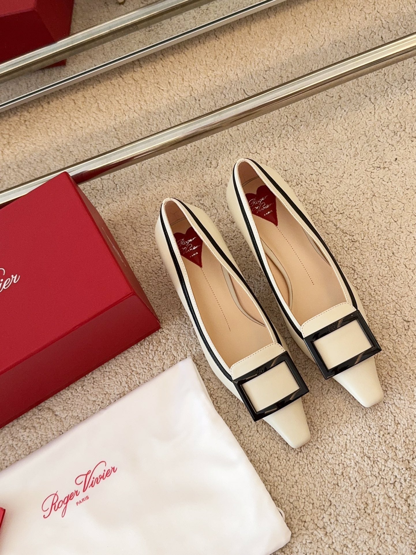 VIV’ CANARD PUMPS IN OFF WHITE SHINY CALFSKIN - 34