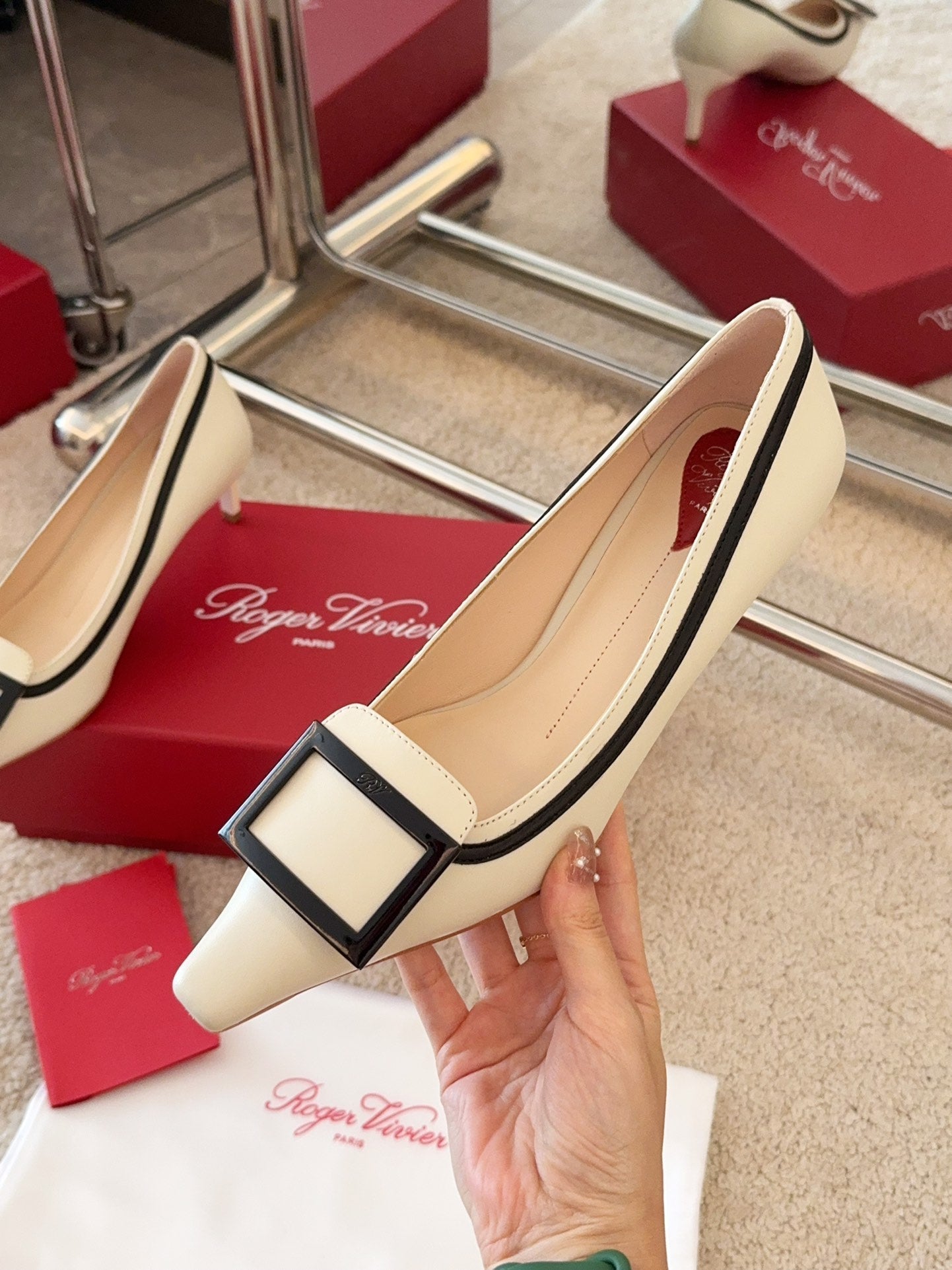 VIV’ CANARD PUMPS IN OFF WHITE SHINY CALFSKIN - 34