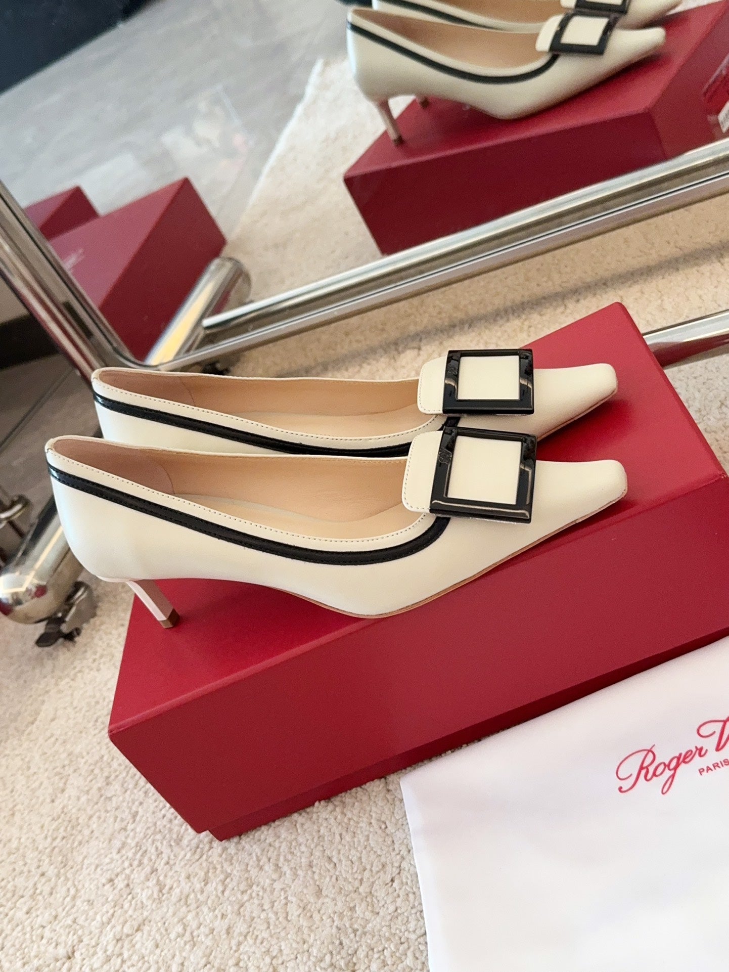 VIV’ CANARD PUMPS IN OFF WHITE SHINY CALFSKIN - 34