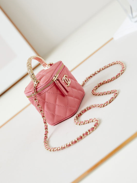 СУМКА-ФУТЛЯР CHANEL 25S MINI VANITY BAG 11 СМ ЗІ ШКІРИ ЯГНЯТИ ПЕРСИКОВОГО КОЛЬОРУ З ЛОГОТИПОМ CC, ПРИКРАШЕНИМ КРИСТАЛАМИ